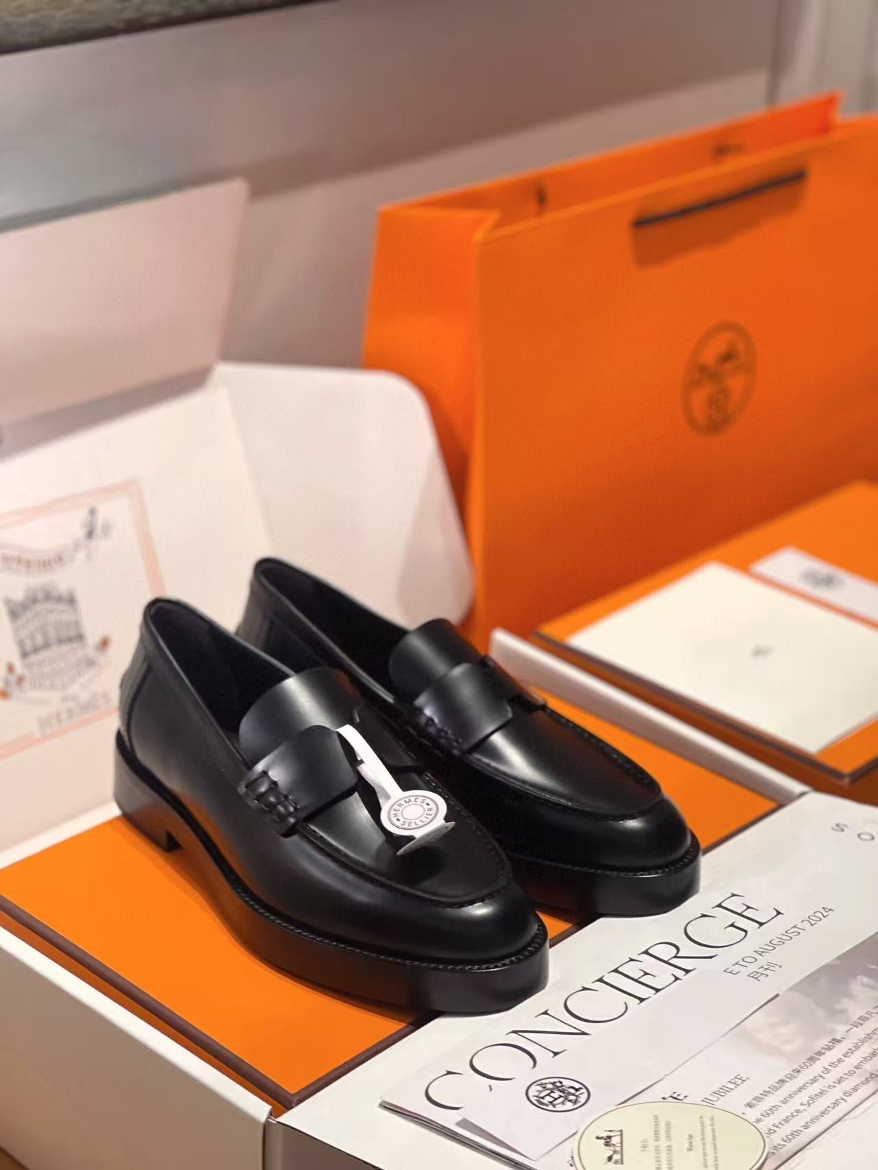 HM PARIS LOAFERS IN BLACK CALFSKIN WITH CLASSIC PENNY STRAP DESIGN