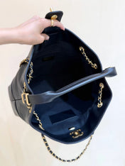CC SHOULDER BAG 36 IN BLACK QUILTED CALFSKIN