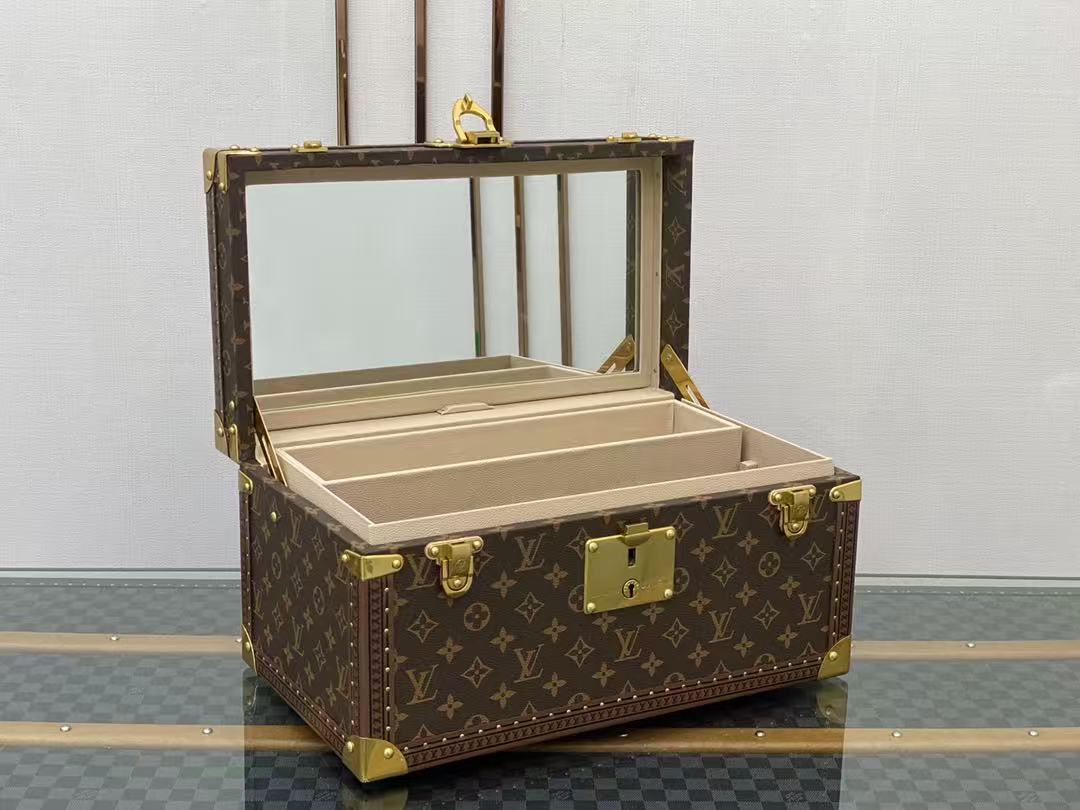 LV MAKEUP CASE 42 IN MONOGRAM PATTERN WITH MIRROR TP2
