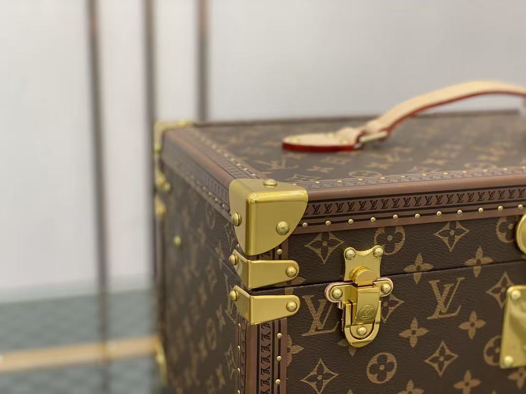 LV MAKEUP CASE 42 IN MONOGRAM PATTERN WITH MIRROR TP2