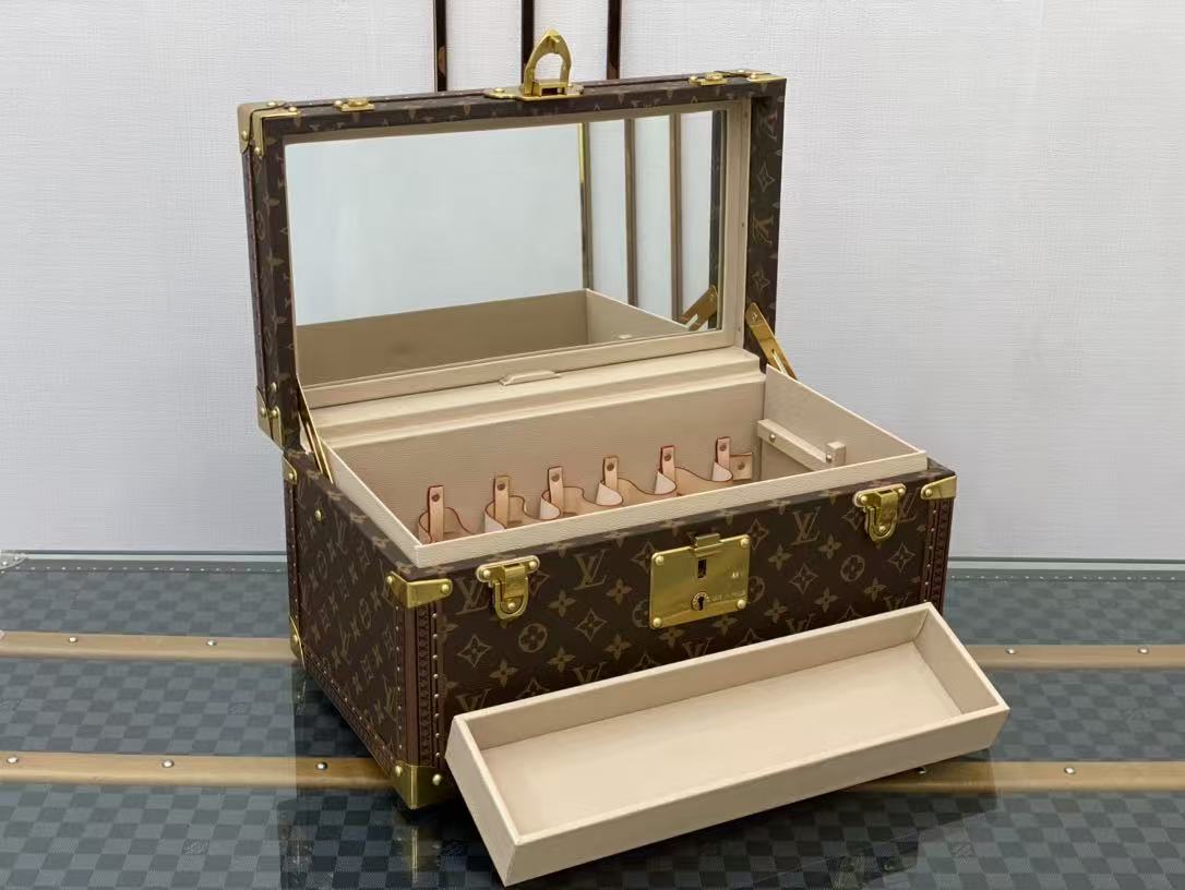 LV MAKEUP CASE 42 IN MONOGRAM PATTERN WITH MIRROR TP2