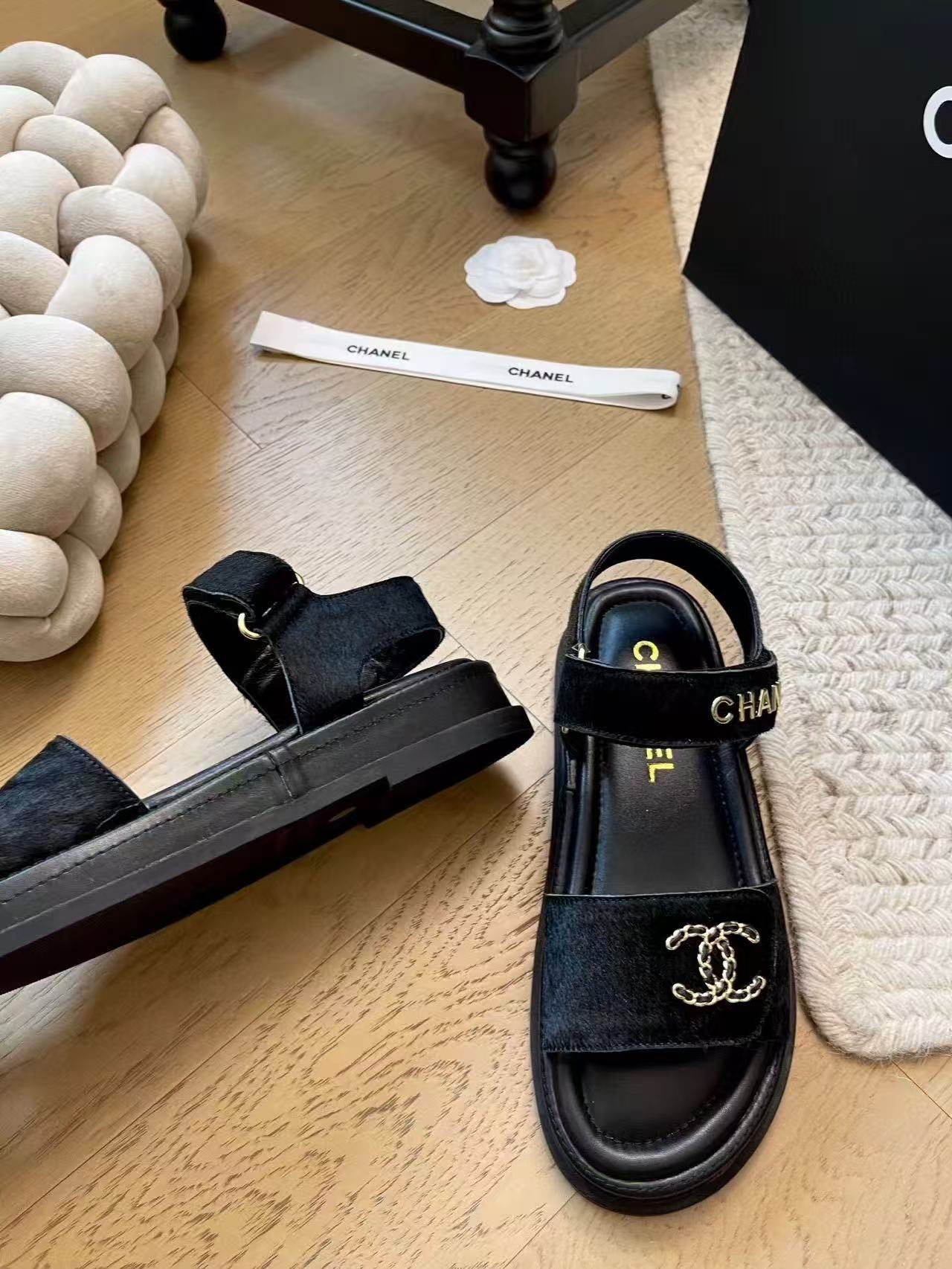 CC SANDALS IN BLACK FUR GOLD HARDWARE