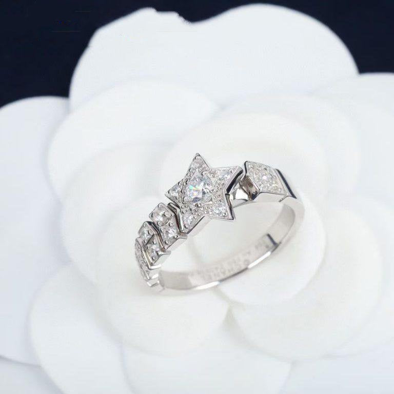 chanel-comete-chevron-ring-18k-white-gold-diamonds-j11457-coral-2-1-768x768_c7b64b77-5884-40a7-a499-2470bebb22ec.jpg