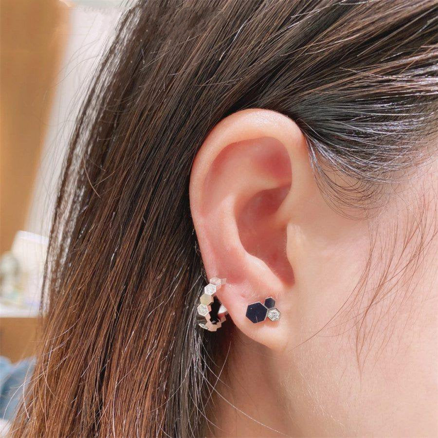 chaumet-bee-my-love-hoop-earrings-white-gold-diamonds-085271-coral-2-900x900_3fdc6760-6101-4afc-8e2a-b23f5864dc41.jpg
