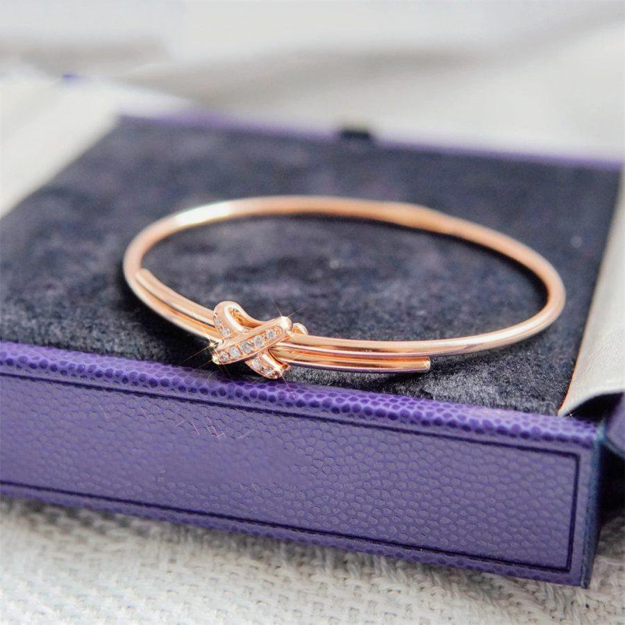 chaumet-jeux-de-liens-bracelet-rose-gold-diamonds-081776-coral-15-900x900_61094c4e-a143-4e57-a5d5-b74e11144e59.jpg
