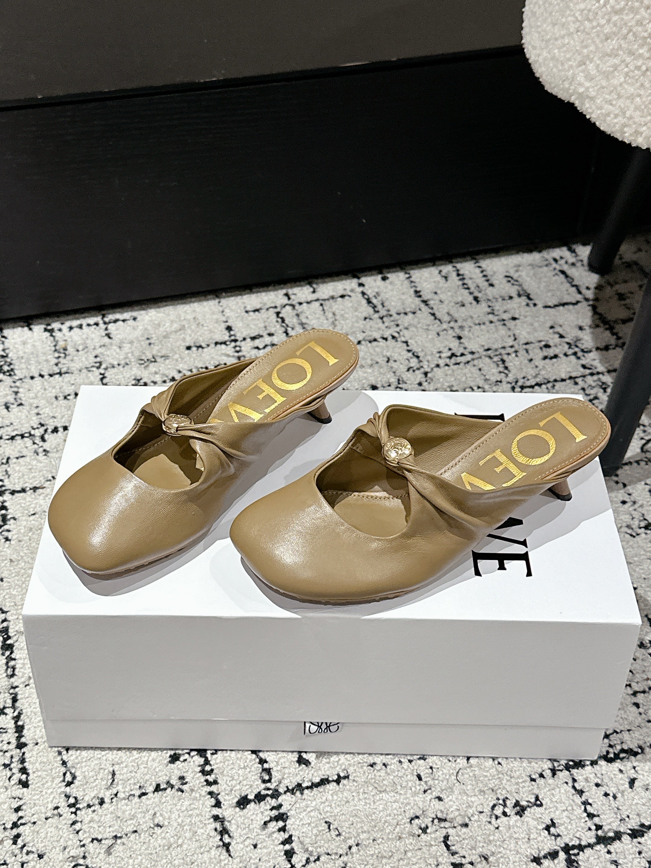 CHLOÉ 26S HIGH-HEELED MULES IN CAMEL BROWN CALFSKIN