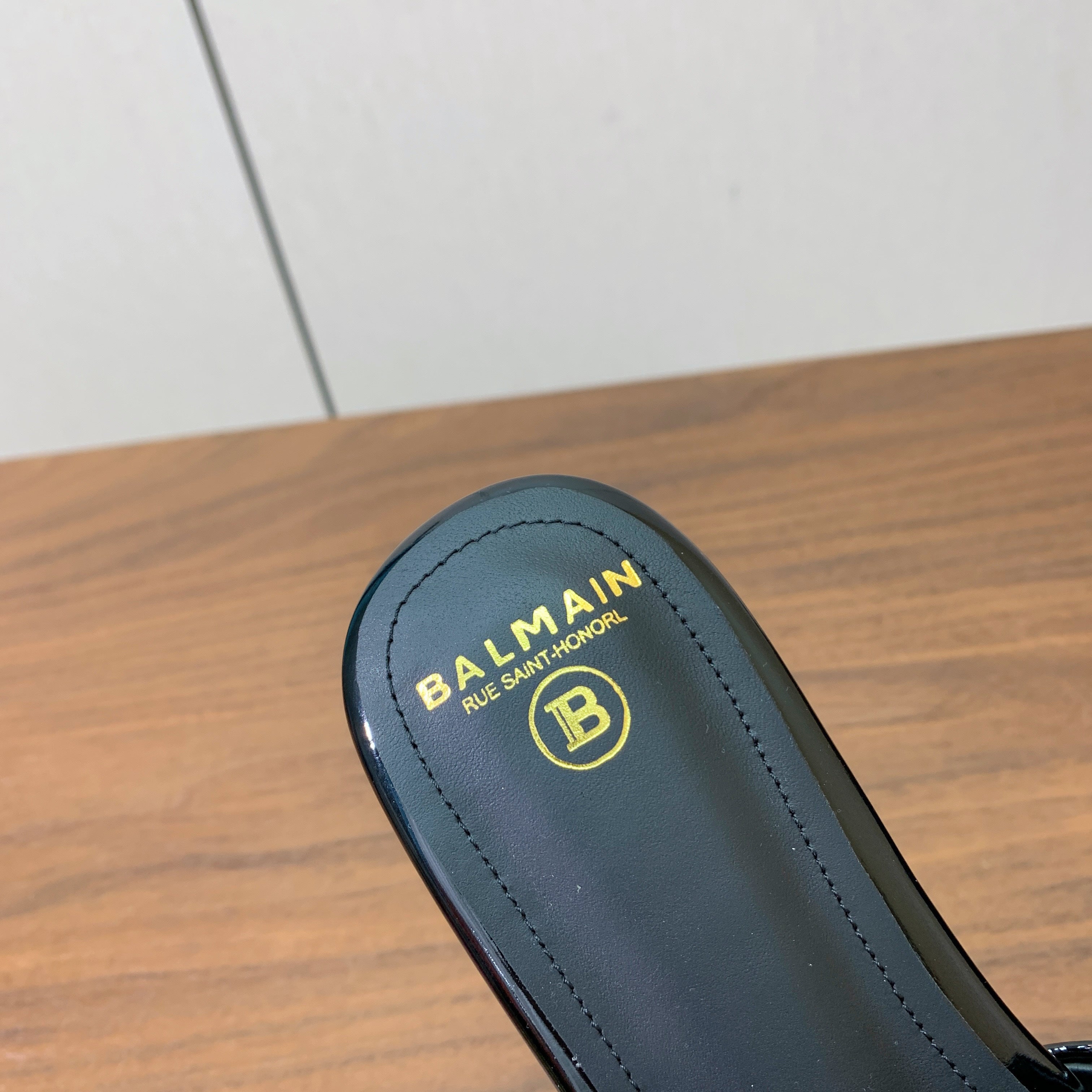 BALMAIN 26S LIP-EMBELLISHED SLIDES IN BLACK PATENT CALFSKIN WITH GOLD HARDWARE
