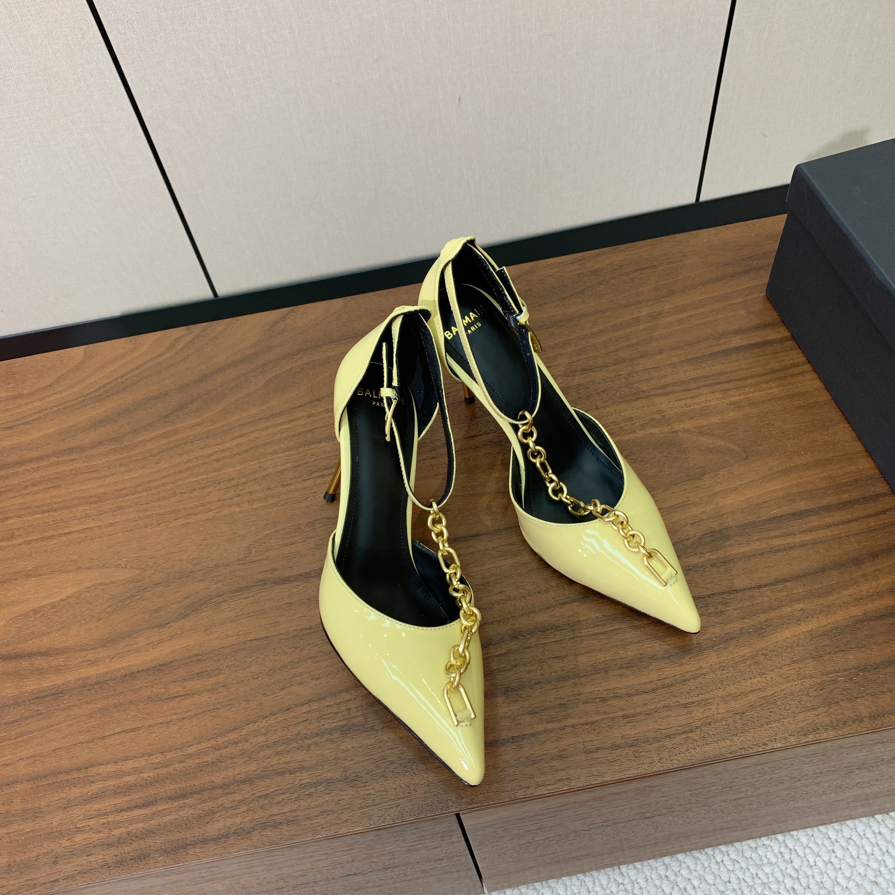 BALMAIN 26S CHAIN HIGH HEELS 95 MM IN PASTEL YELLOW PATENT CALFSKIN