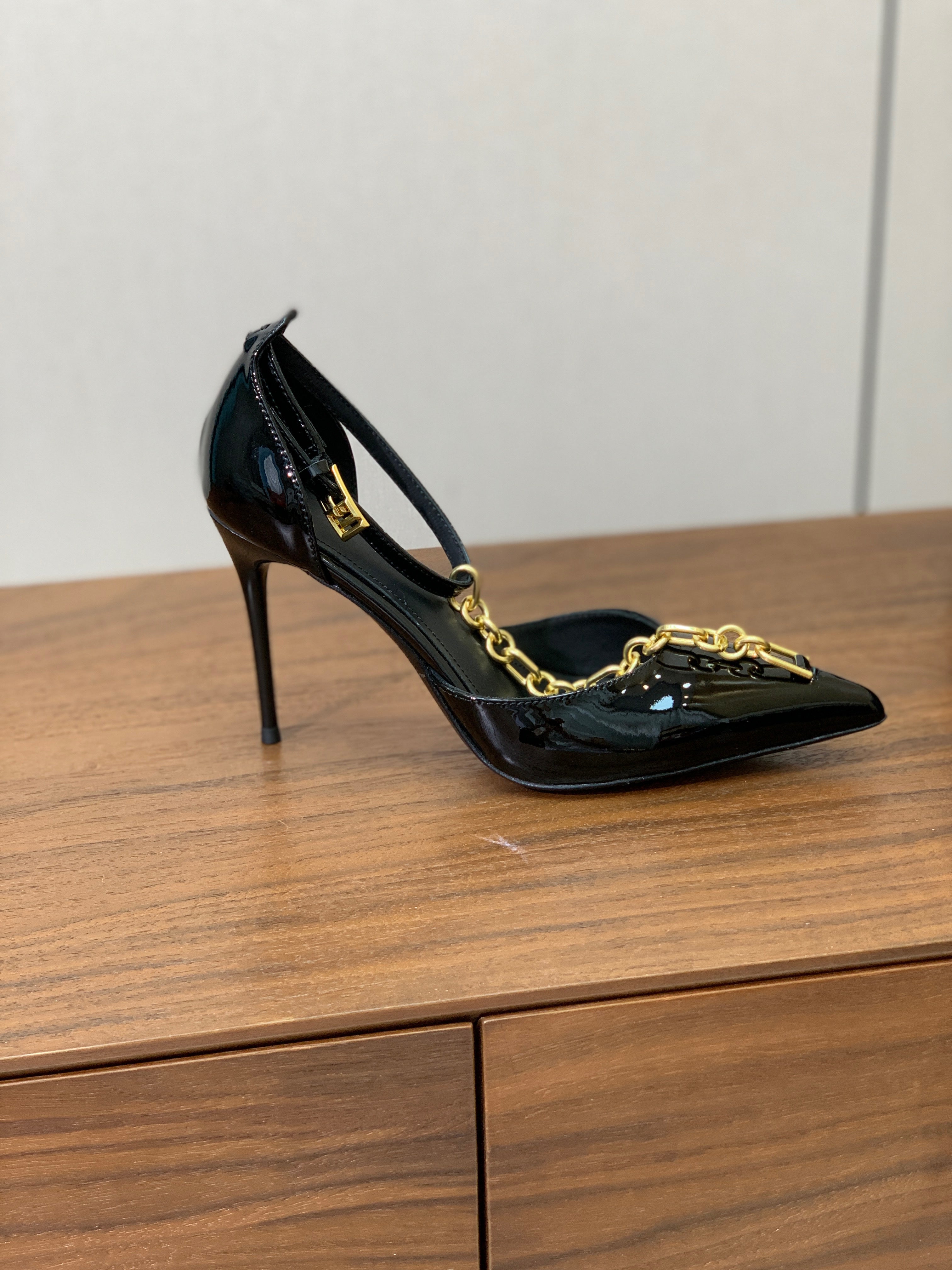 BALMAIN 26S CHAIN HIGH HEELS 95 MM IN BLACK PATENT CALFSKIN
