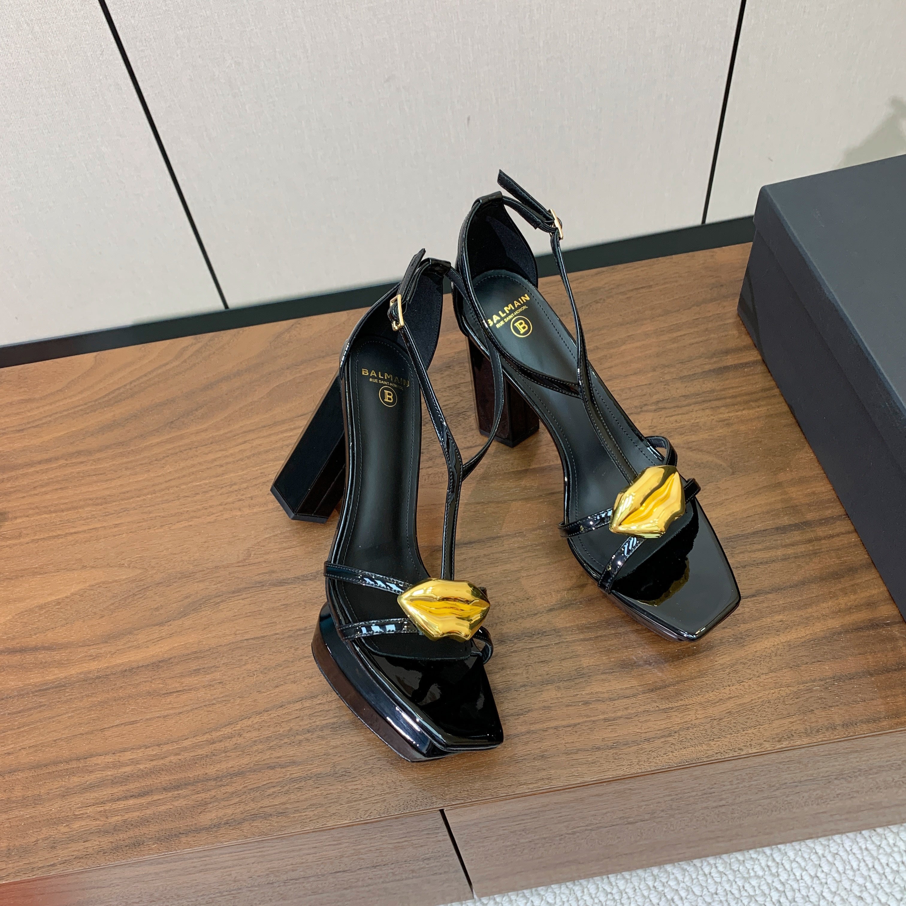 BALMAIN 26S LIP-EMBELLISHED HEELS 105 MM IN BLACK CALFSKIN WITH GOLD HARDWARE