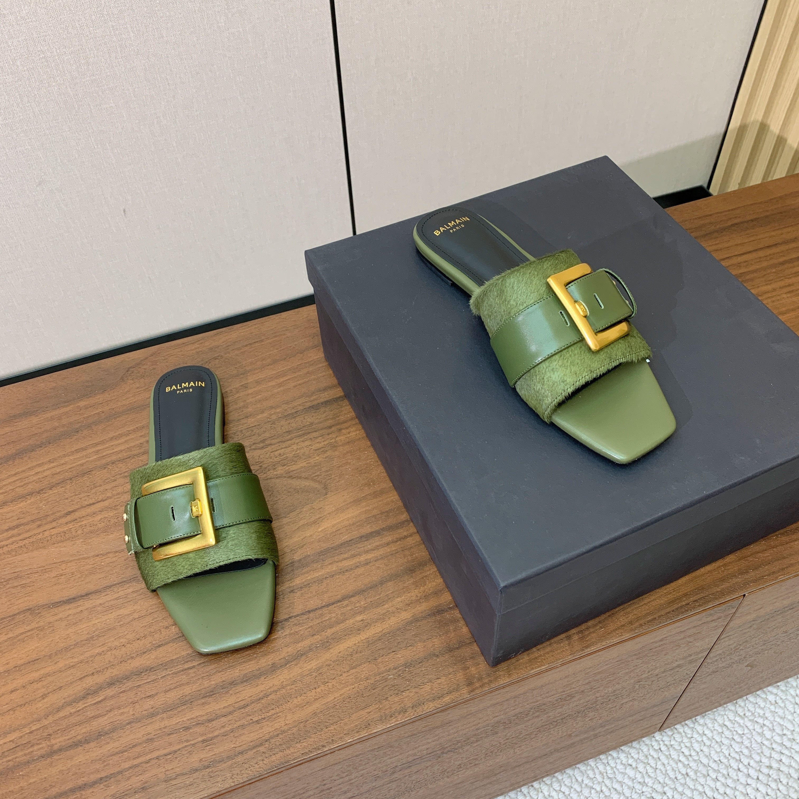 BALMAIN 26S B-BELT FLAT SANDALS IN OLIVE GREEN CALFSKIN AND PONY HAIR