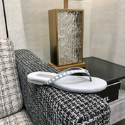 THONG SLIDE IN PALE GRAY SUEDE WITH WHITE DOT
