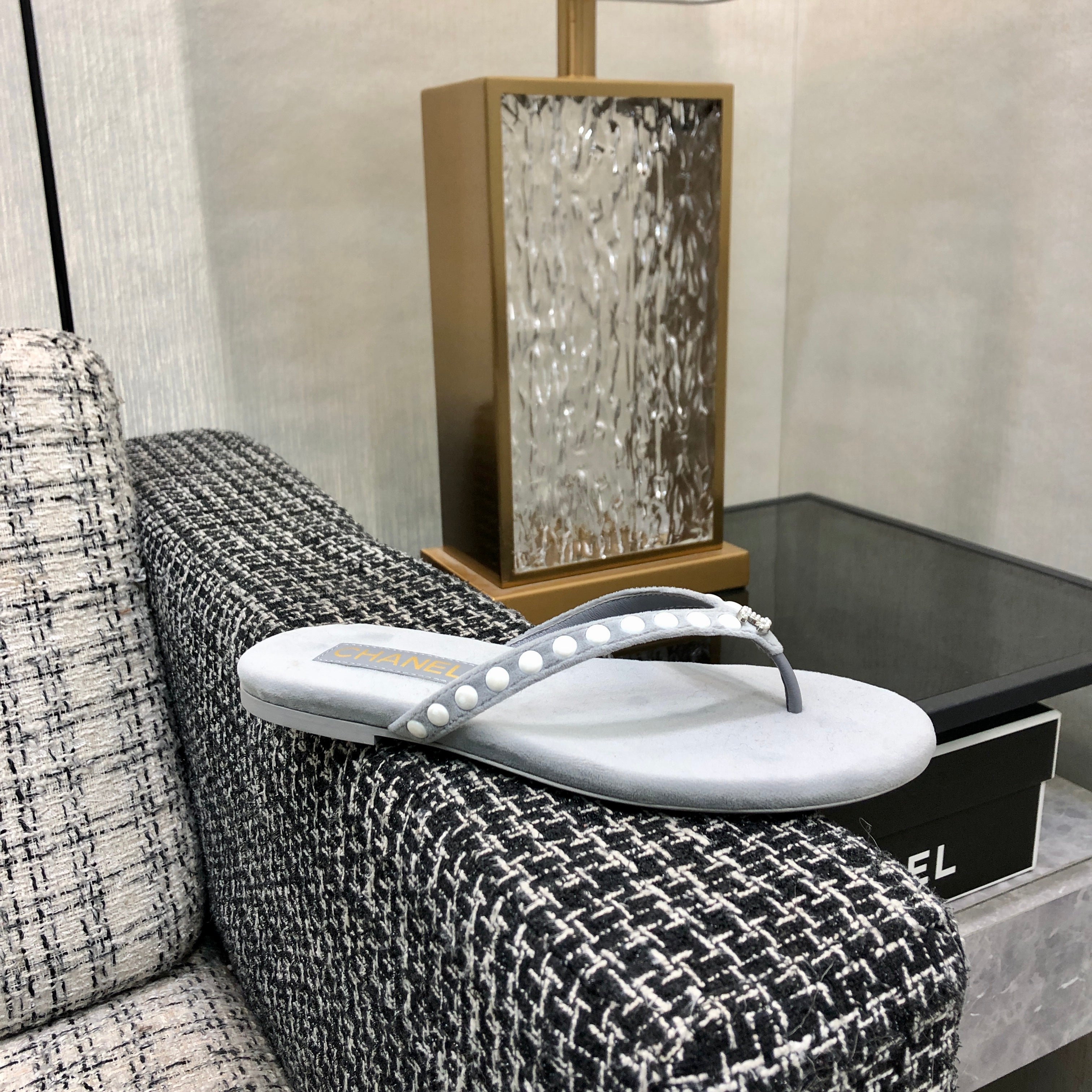 THONG SLIDE IN PALE GRAY SUEDE WITH WHITE DOT