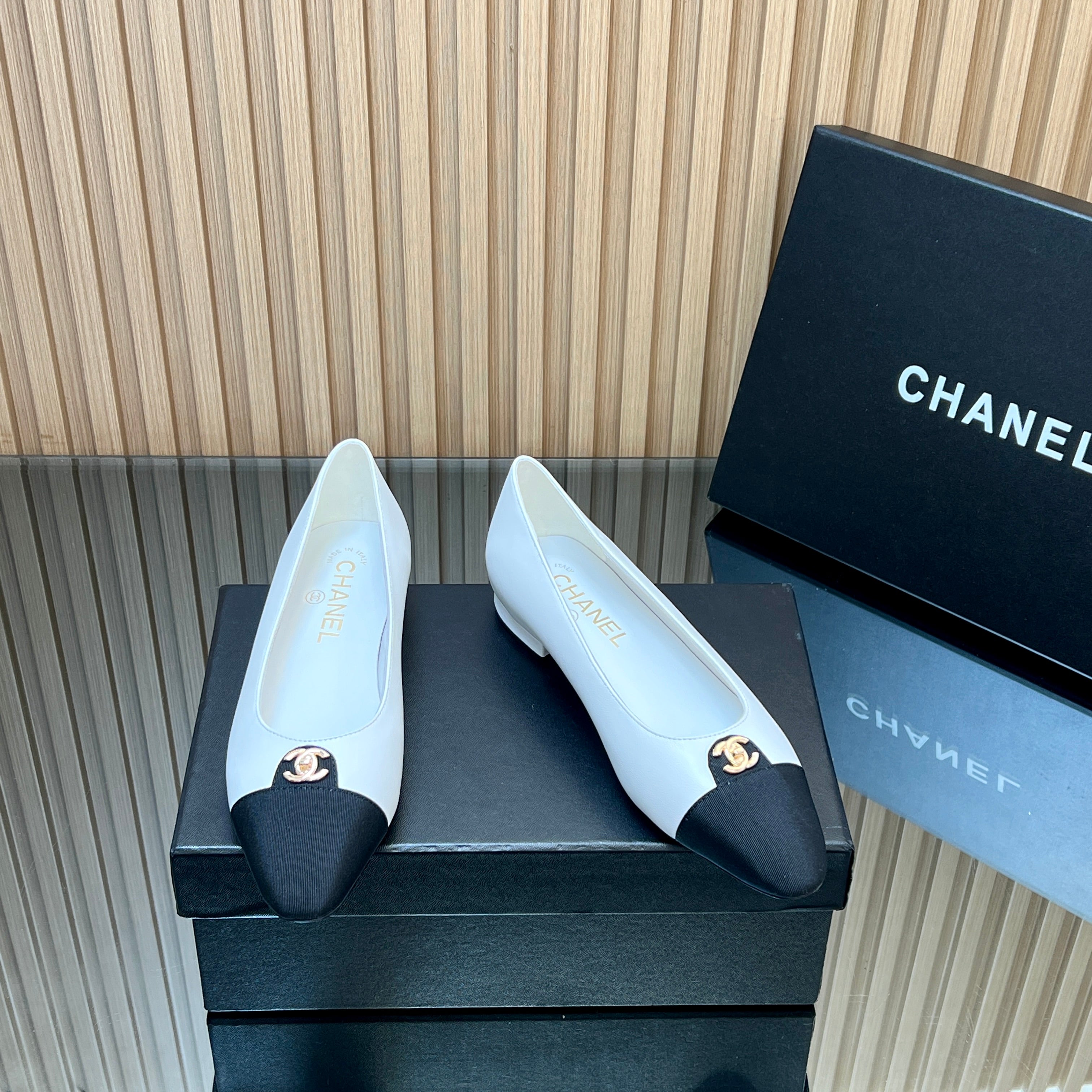 CHANEL 25S BALLET FLATS LOGO IN WHITE CALFSKIN AND BLACK CANVAS GOLD HARDWARE