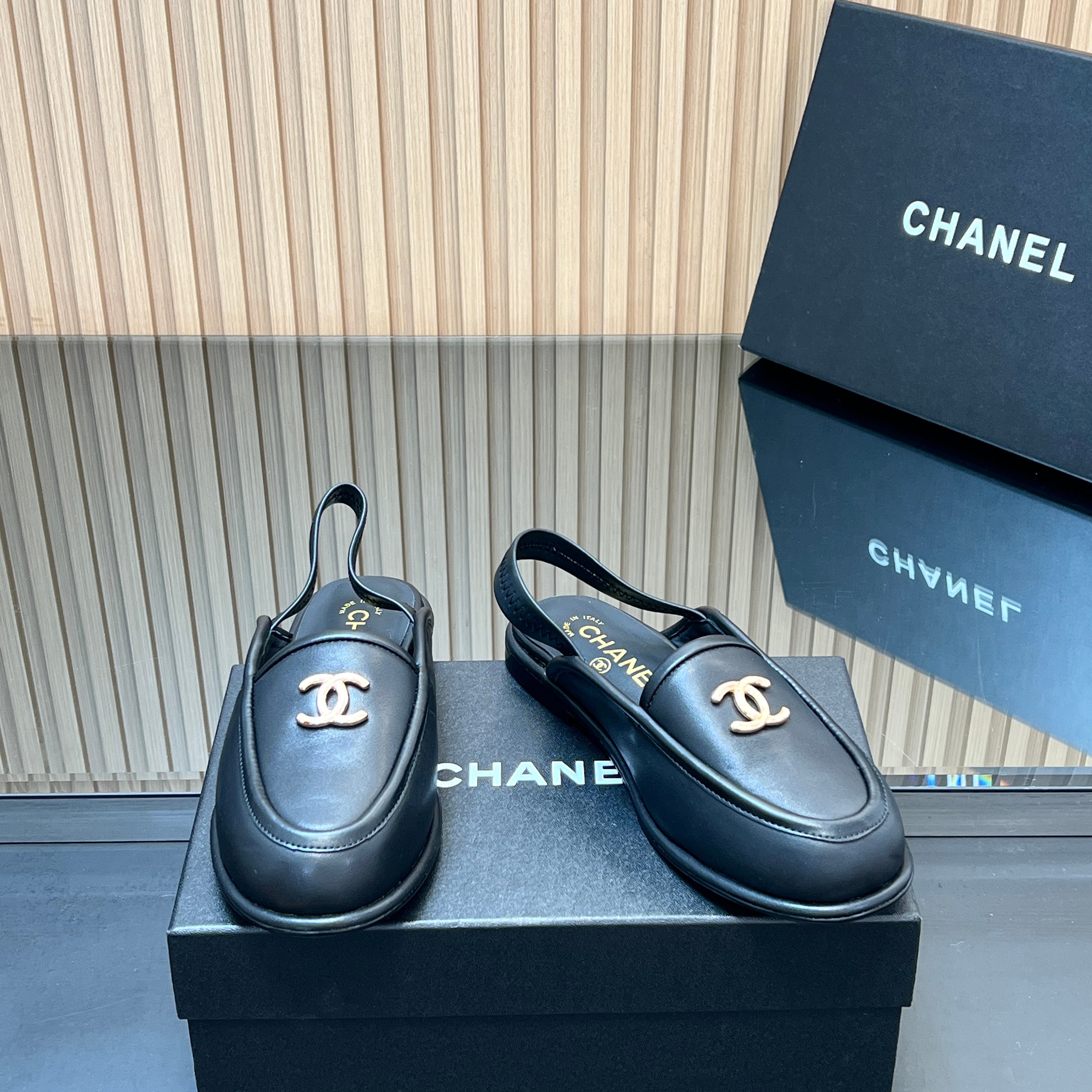 CHANEL 25S BACK STRAP MULE 15MM IN BLACK CALFSKIN GOLD HARDWARE