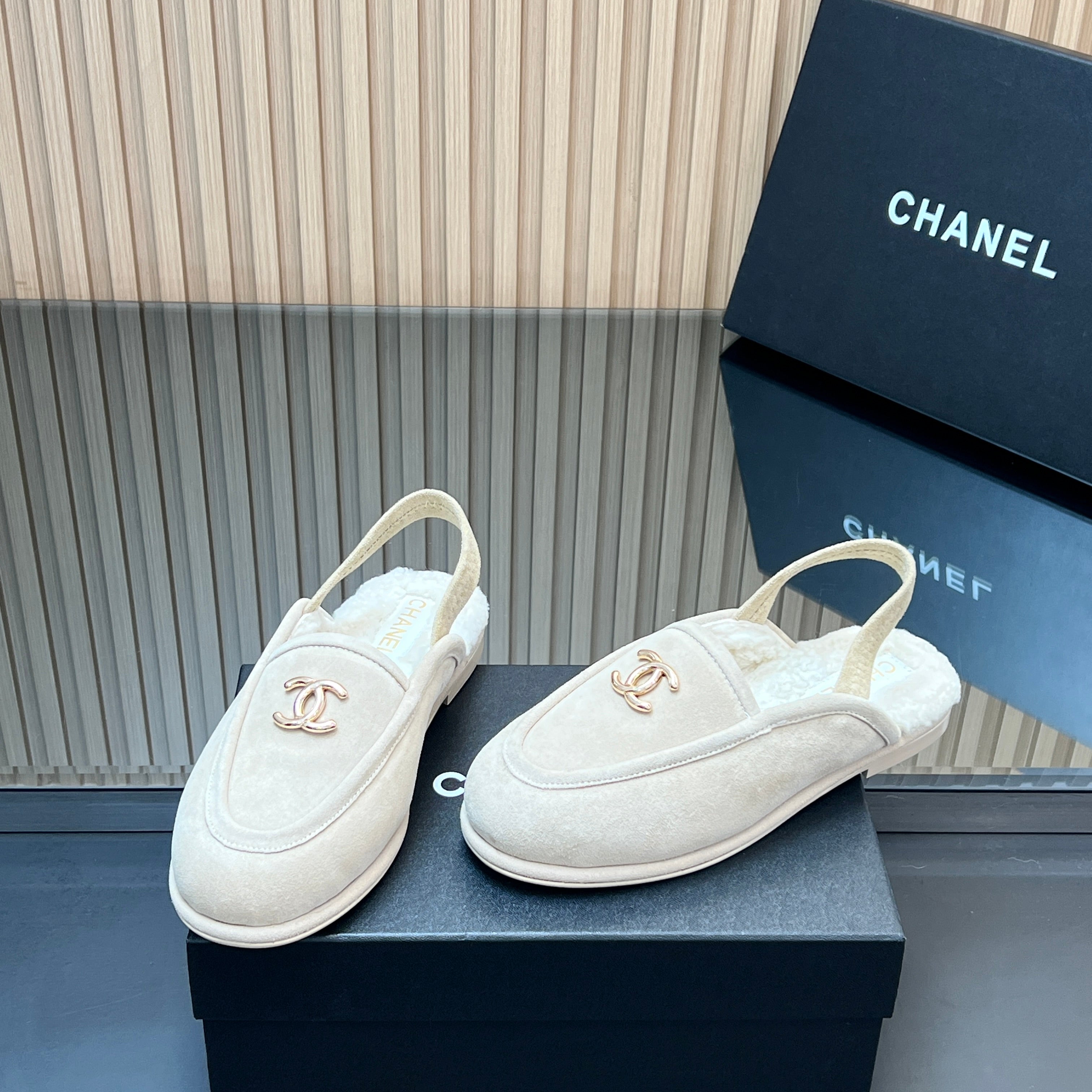 CHANEL 25S BACK STRAP MULE 15MM IN IVORY SUEDE AND WOOL GOLD HARDWARE