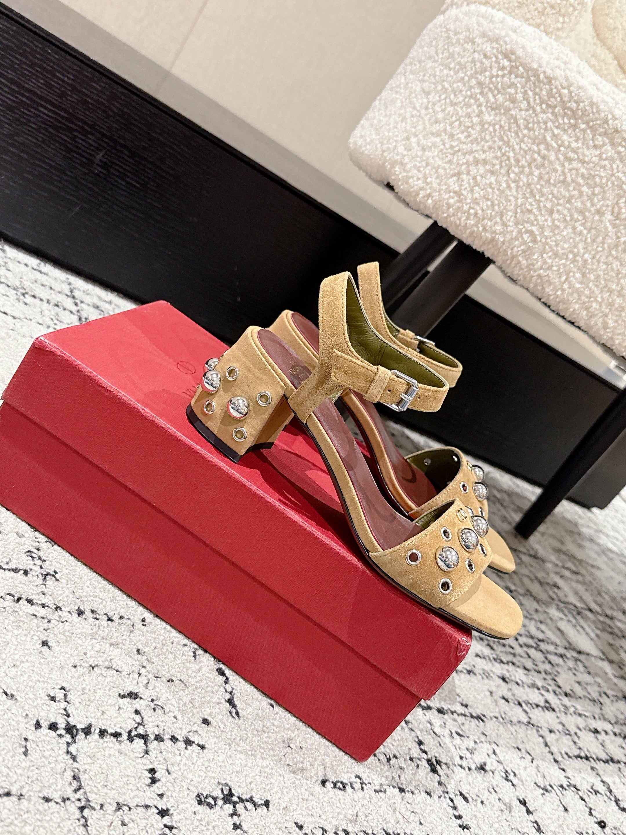 VLTN STUDDED BLOCK HEEL SANDALS 25S 60 MM IN LIGHT BROWN SUEDE