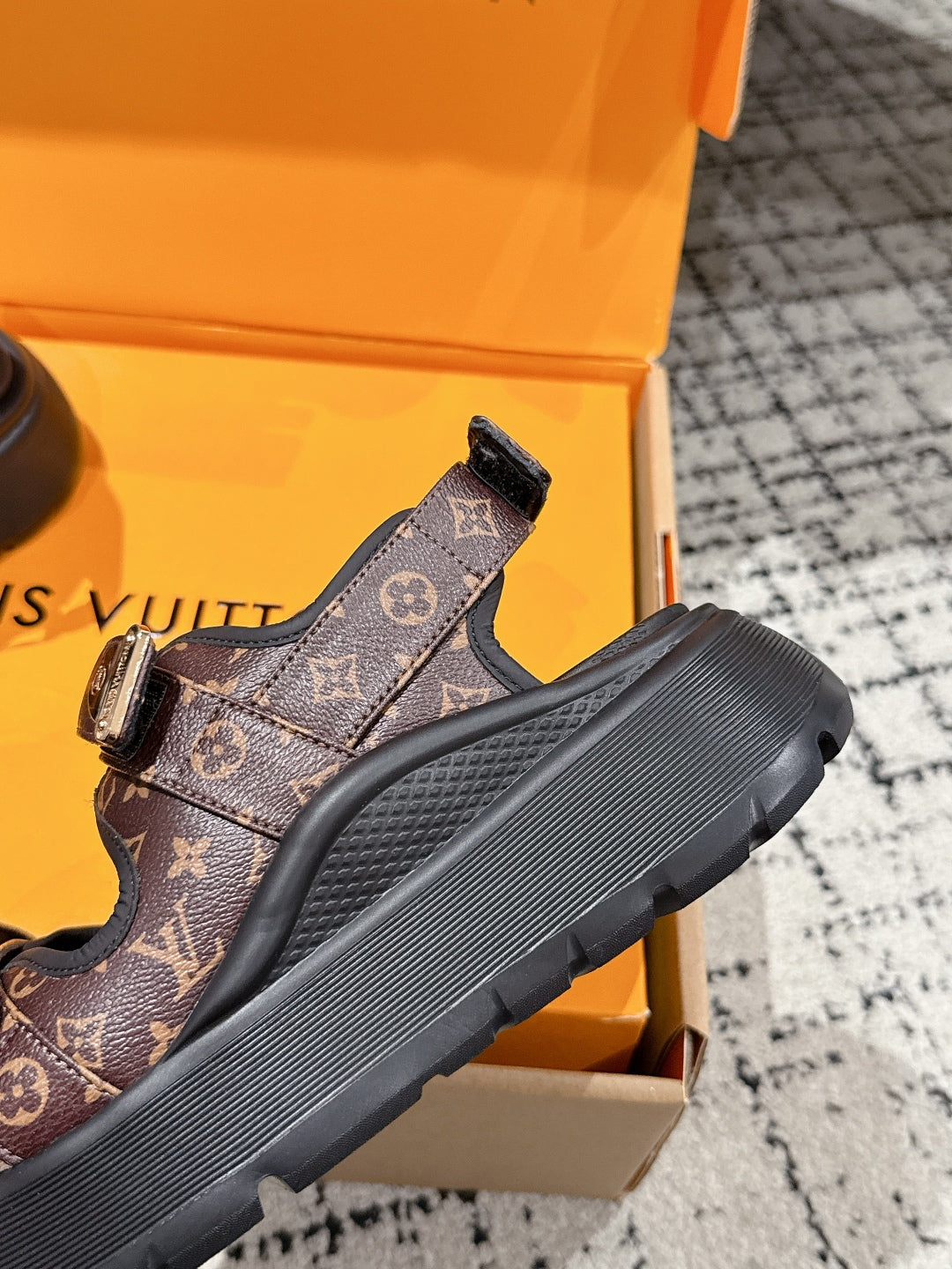 LV WEDGE SANDALS 25S 55 MM IN BROWN AND BLACK CALFSKIN WITH LOGO PATTERN