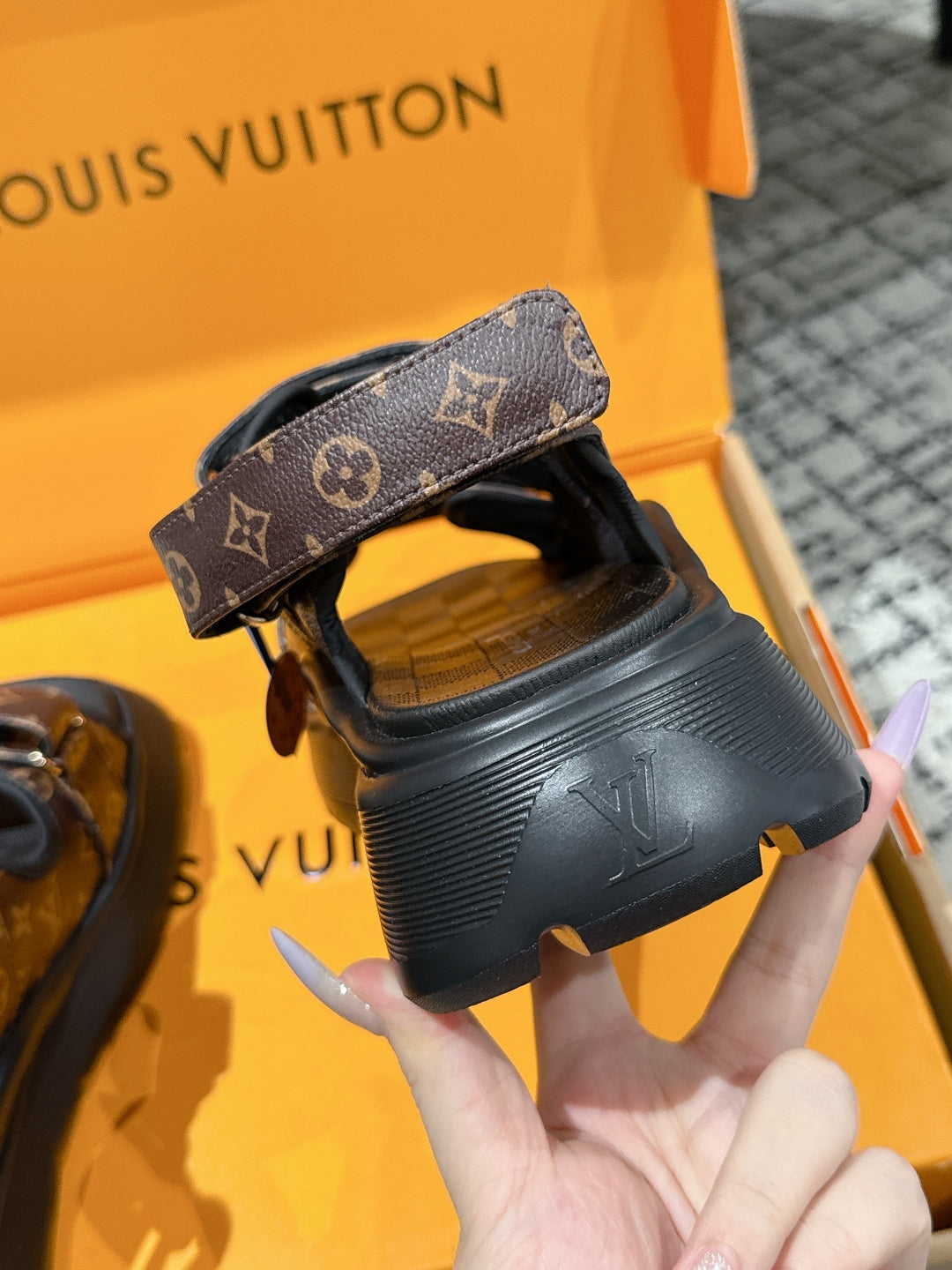 LV WEDGE SANDALS 25S 55 MM IN BROWN AND BLACK CALFSKIN WITH LOGO PATTERN