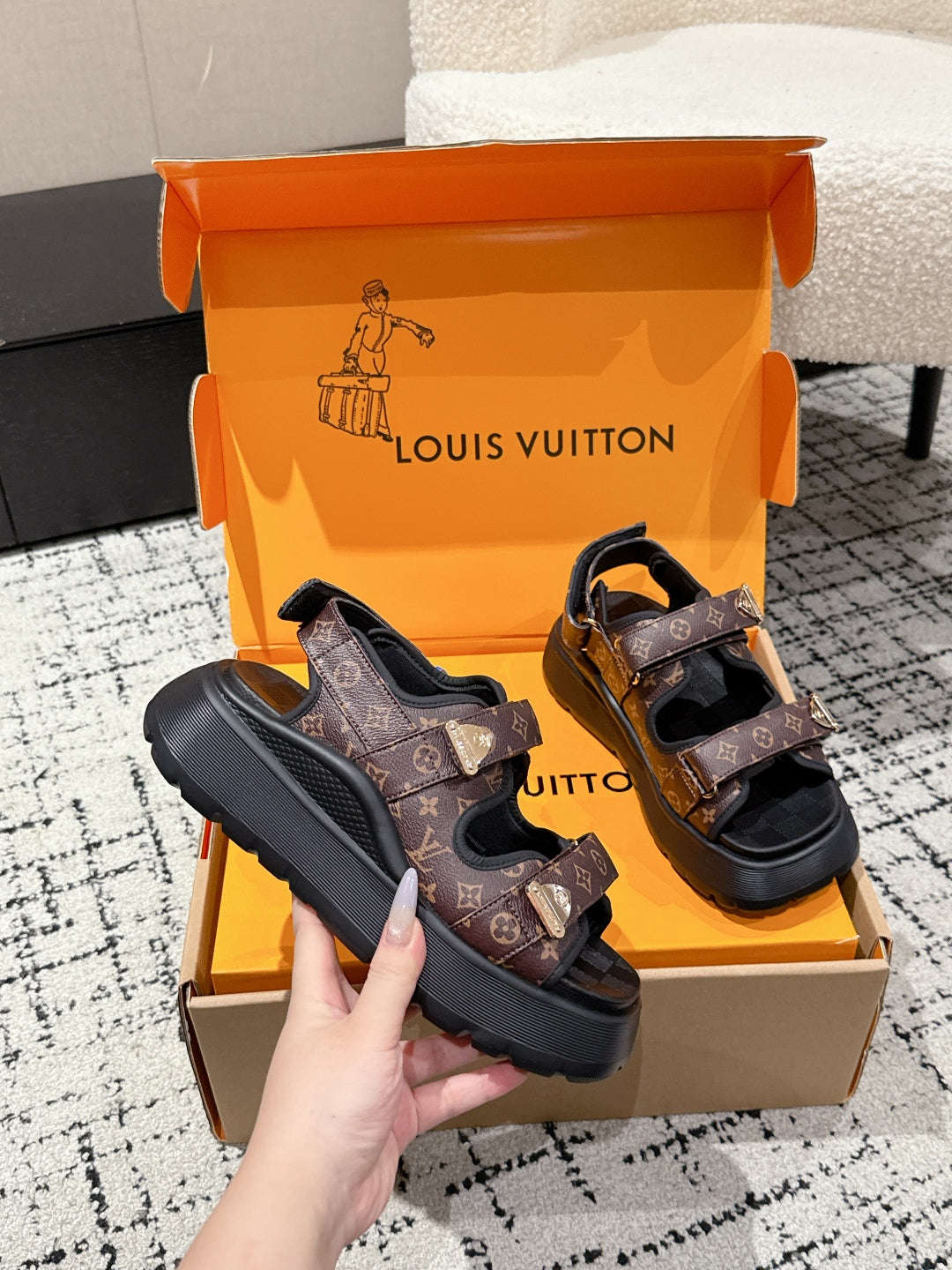 LV WEDGE SANDALS 25S 55 MM IN BROWN AND BLACK CALFSKIN WITH LOGO PATTERN