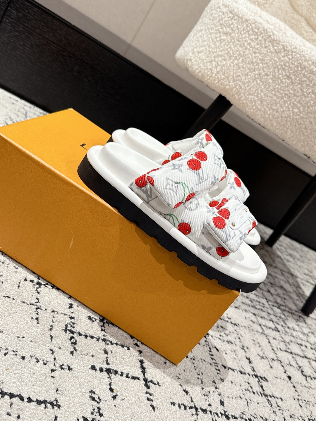 LV MIAMI-STYLE SANDALS 25S IN WHITE FABRIC AND CALFSKIN