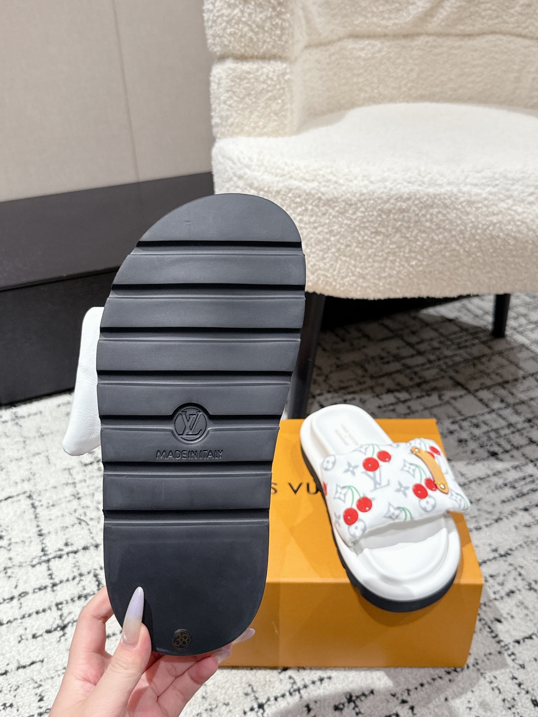 LV MIAMI-STYLE SANDALS 25S IN WHITE FABRIC AND CALFSKIN