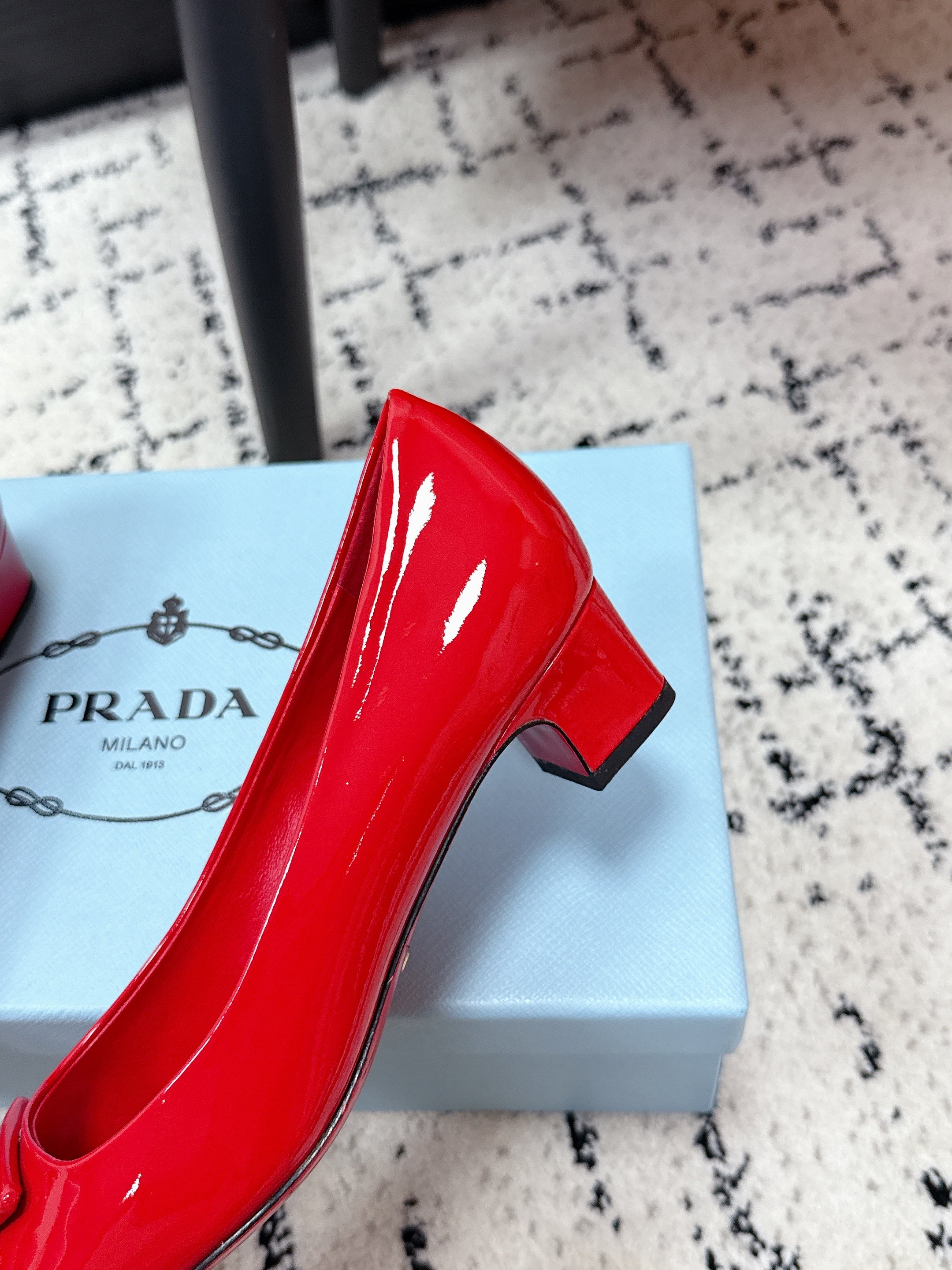 PRADA 26S SQUARE-TOE HIGH HEELS 35MM IN DARK RED PATENT CALFSKIN WITH LOGO
