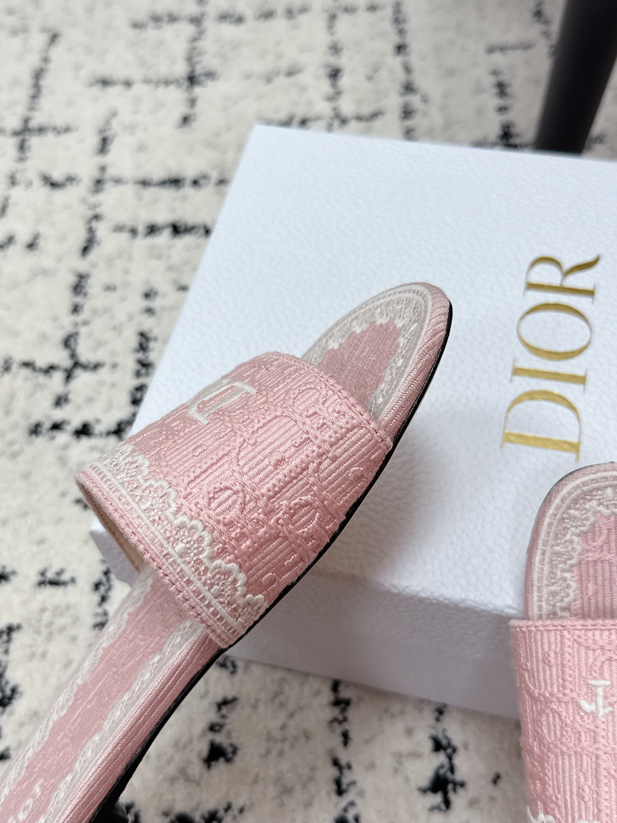 DIOR 26S SLIDES IN LIGHT PINK EMBOSSED OBLIQUE LACE EMBROIDERY