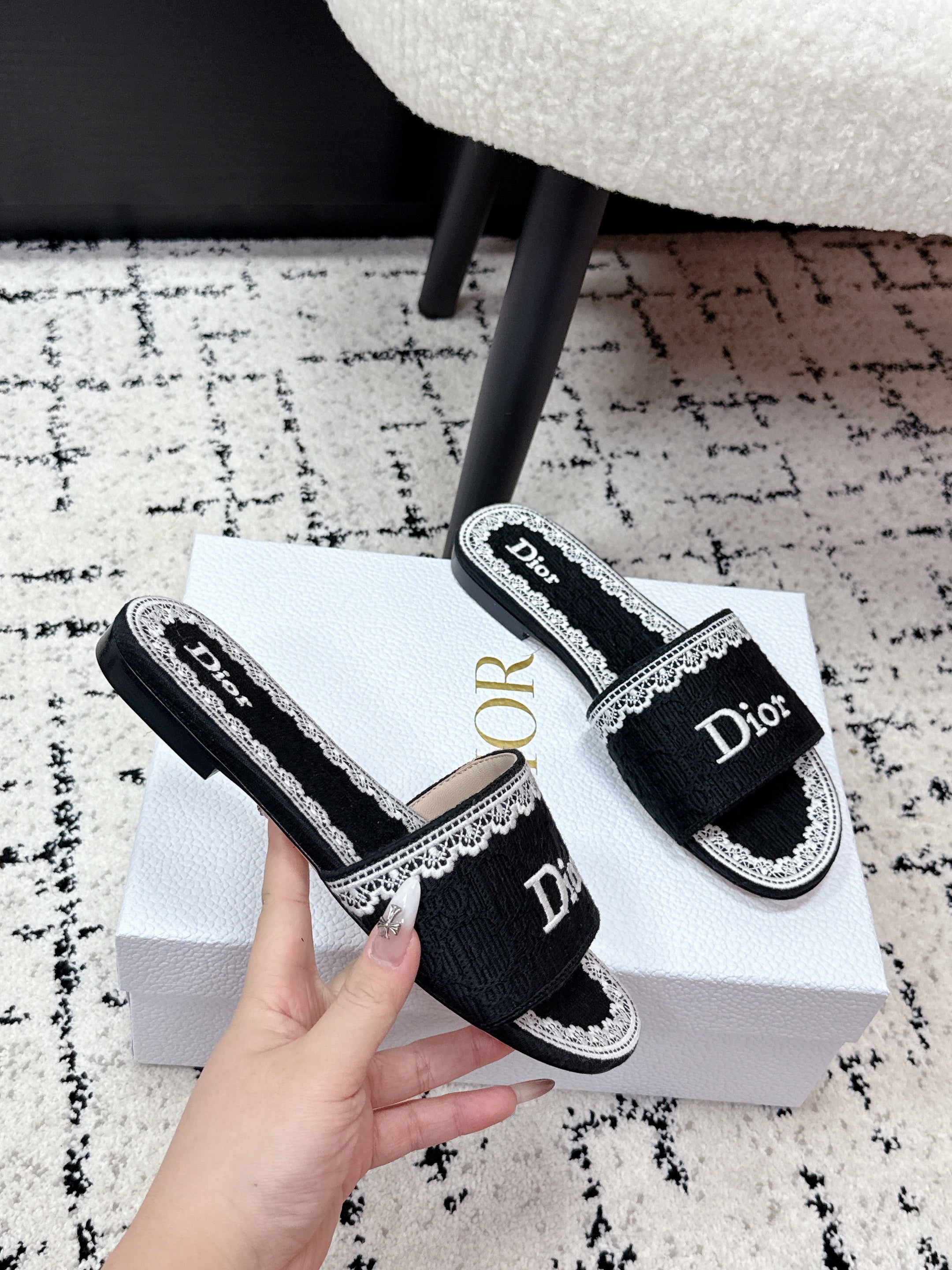 DIOR 26S SLIDES IN BLACK AND WHITE EMBOSSED OBLIQUE LACE EMBROIDERY