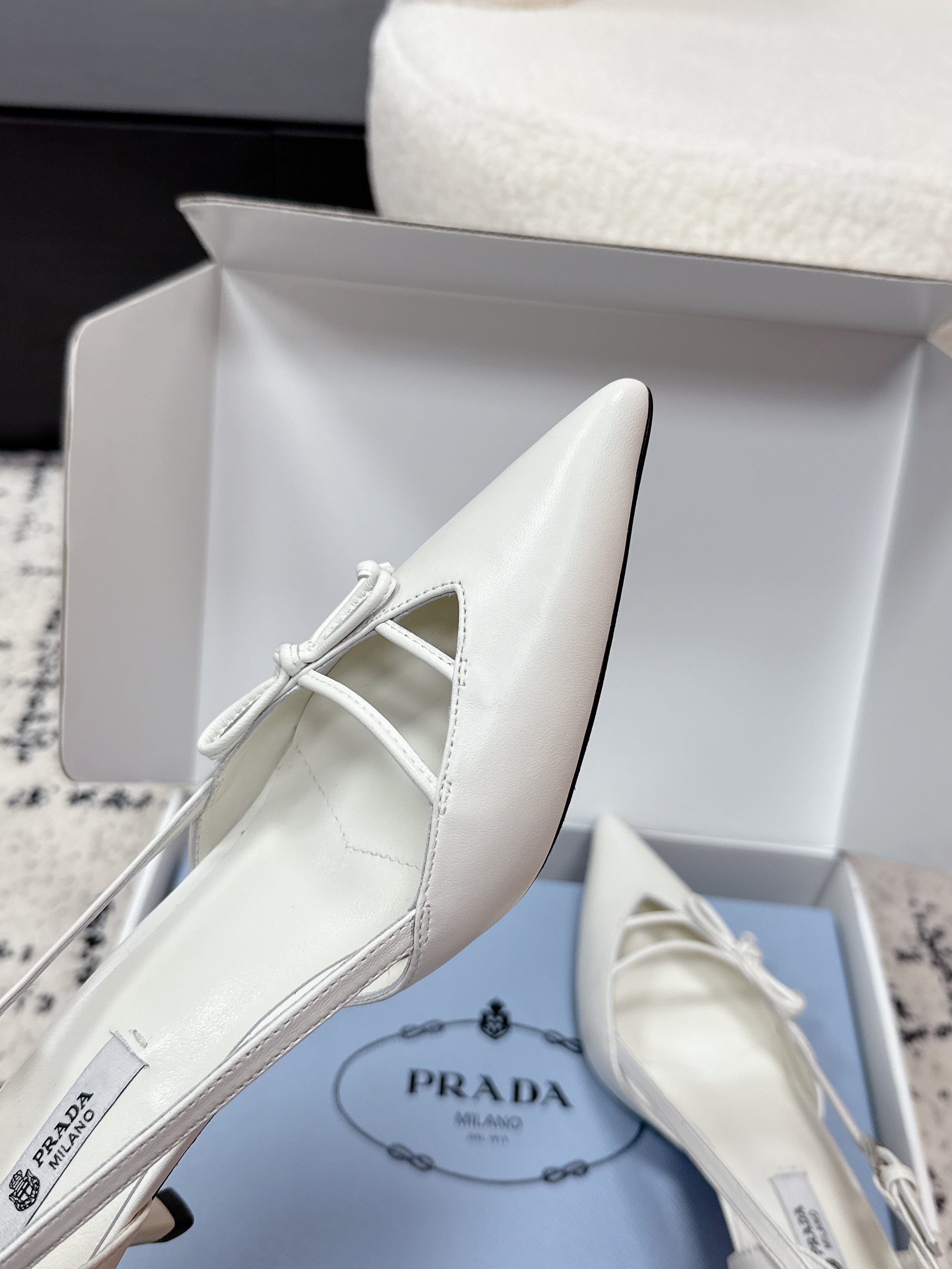 PRADA 26S POINTED-TOE HIGH HEELS 55MM IN WHITE CALFSKIN WITH BOW