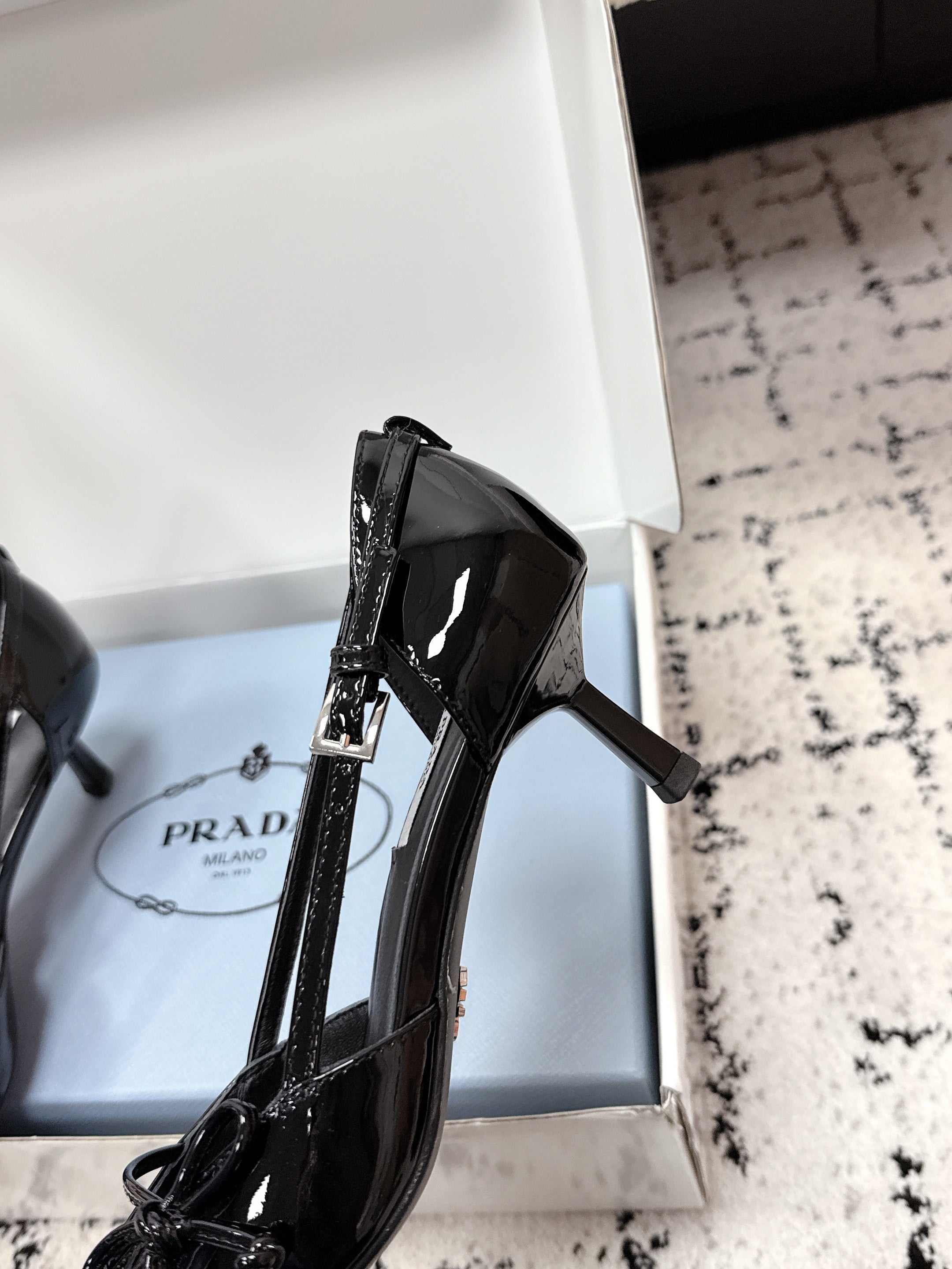 PRADA 26S POINTED-TOE HIGH HEELS 55MM IN BLACK PATENT CALFSKIN WITH BOW