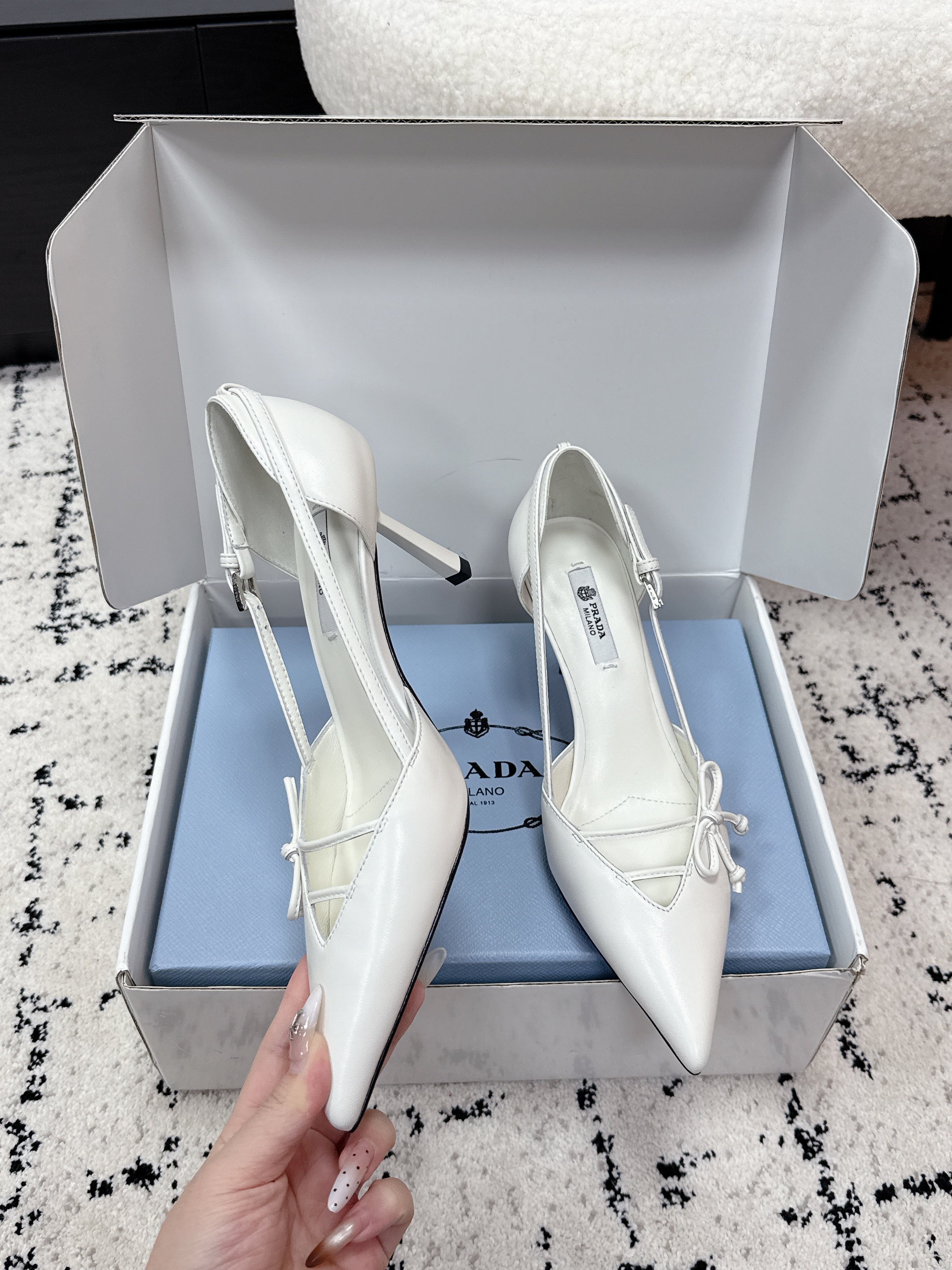 PRADA 26S POINTED-TOE HIGH HEELS 75MM IN WHITE CALFSKIN WITH BOW