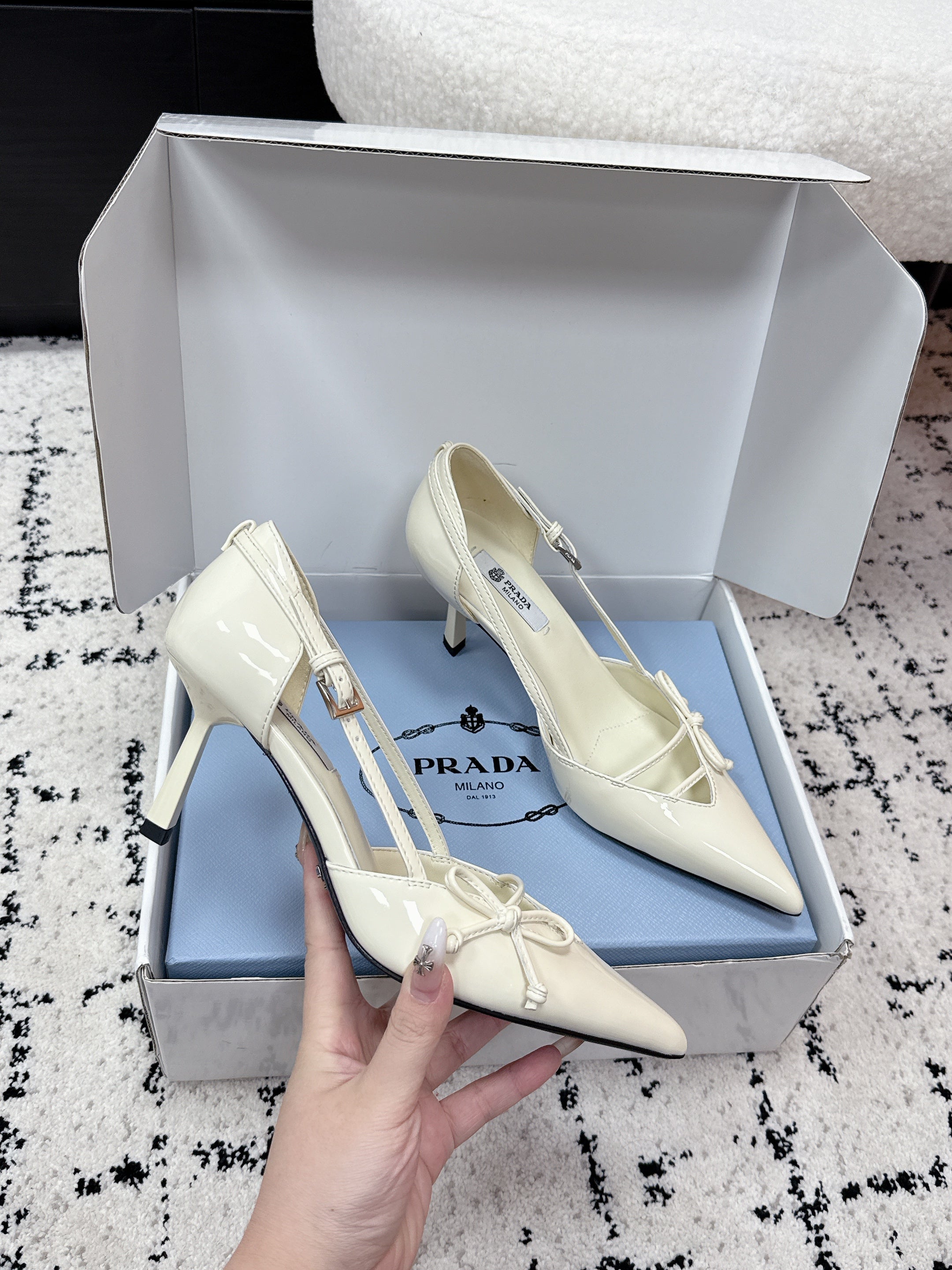 PRADA 26S POINTED-TOE HIGH HEELS 75MM IN IVORY WHITE PATENT CALFSKIN WITH BOW