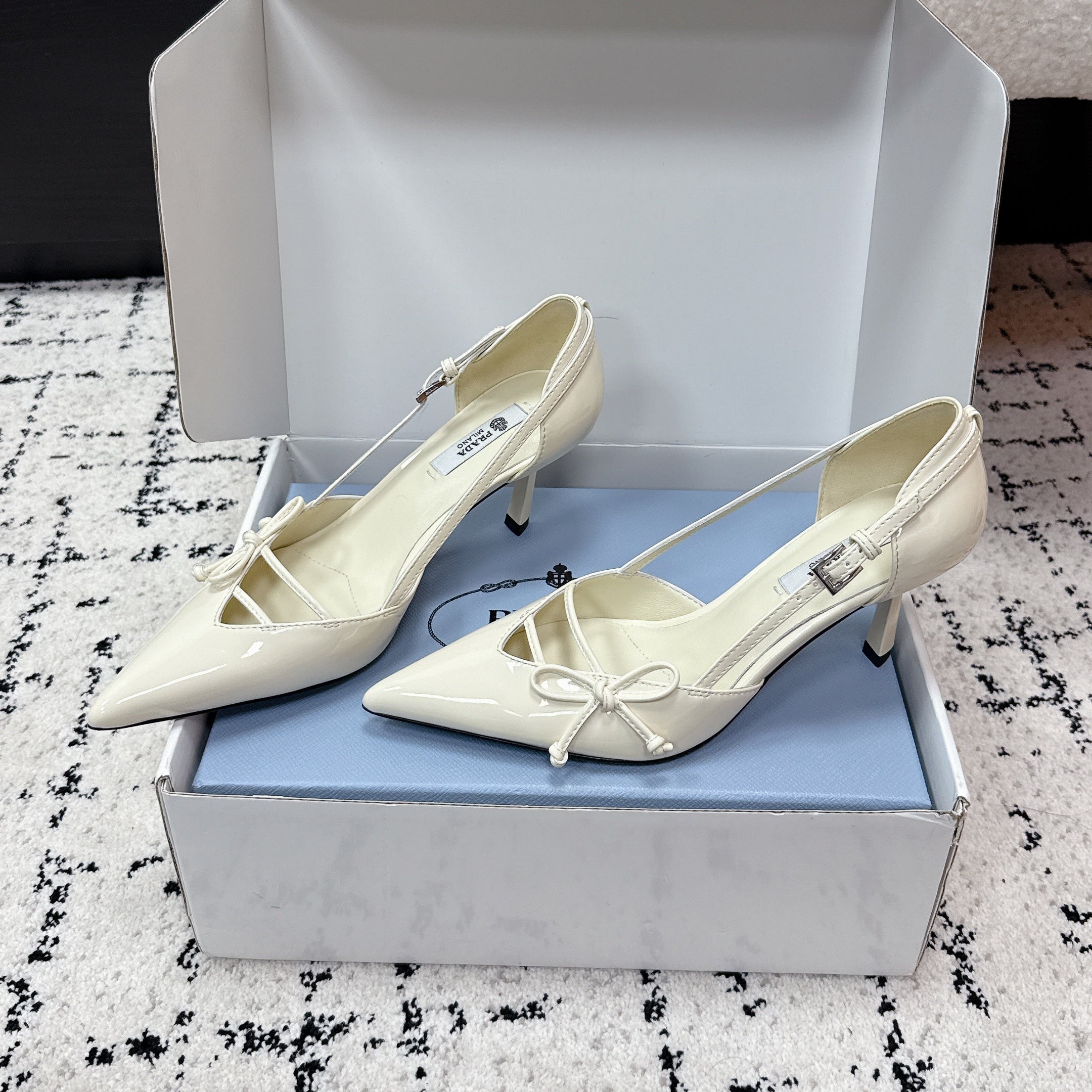 PRADA 26S POINTED-TOE HIGH HEELS 75MM IN IVORY WHITE PATENT CALFSKIN WITH BOW