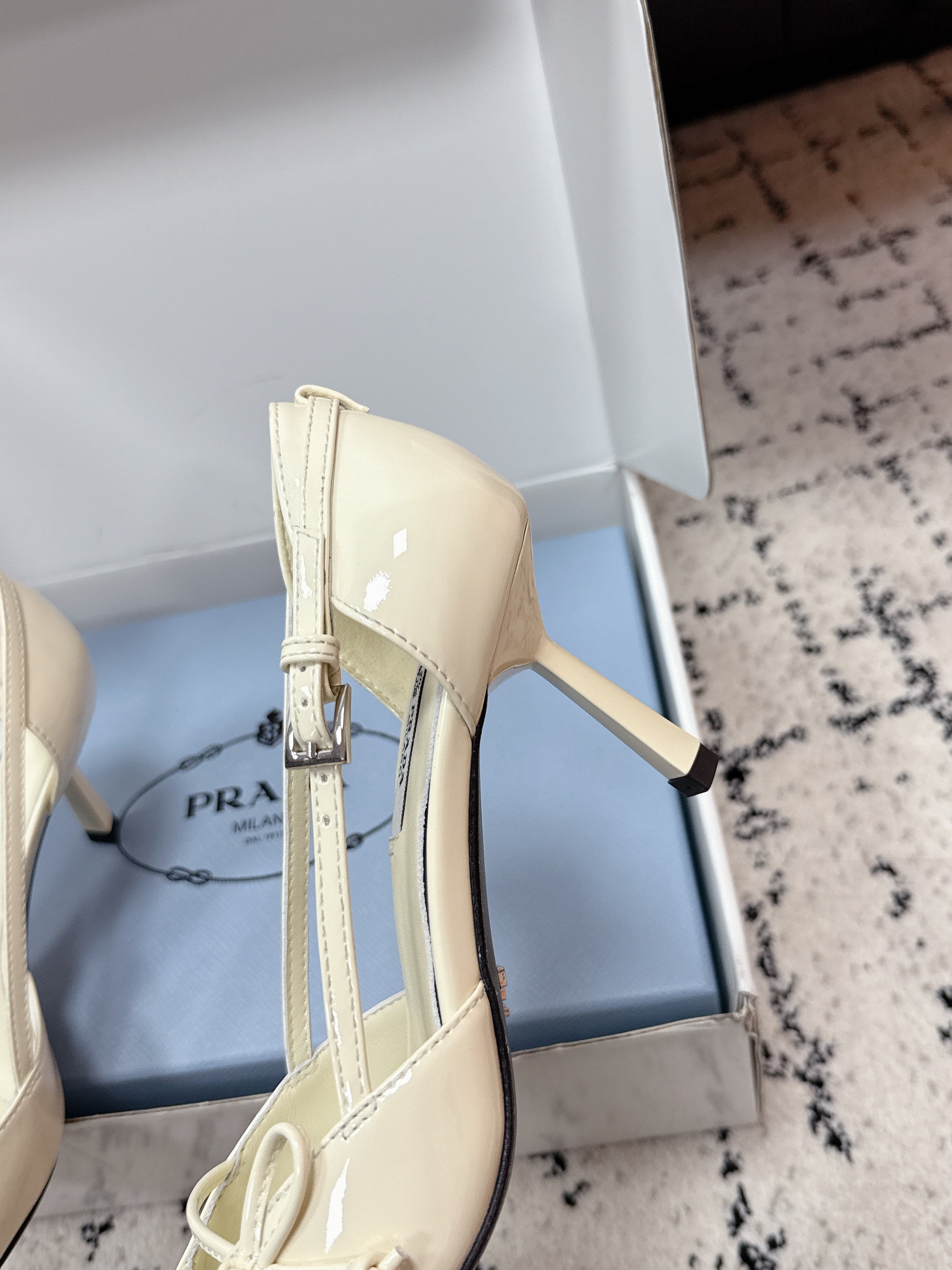 PRADA 26S POINTED-TOE HIGH HEELS 75MM IN IVORY WHITE PATENT CALFSKIN WITH BOW