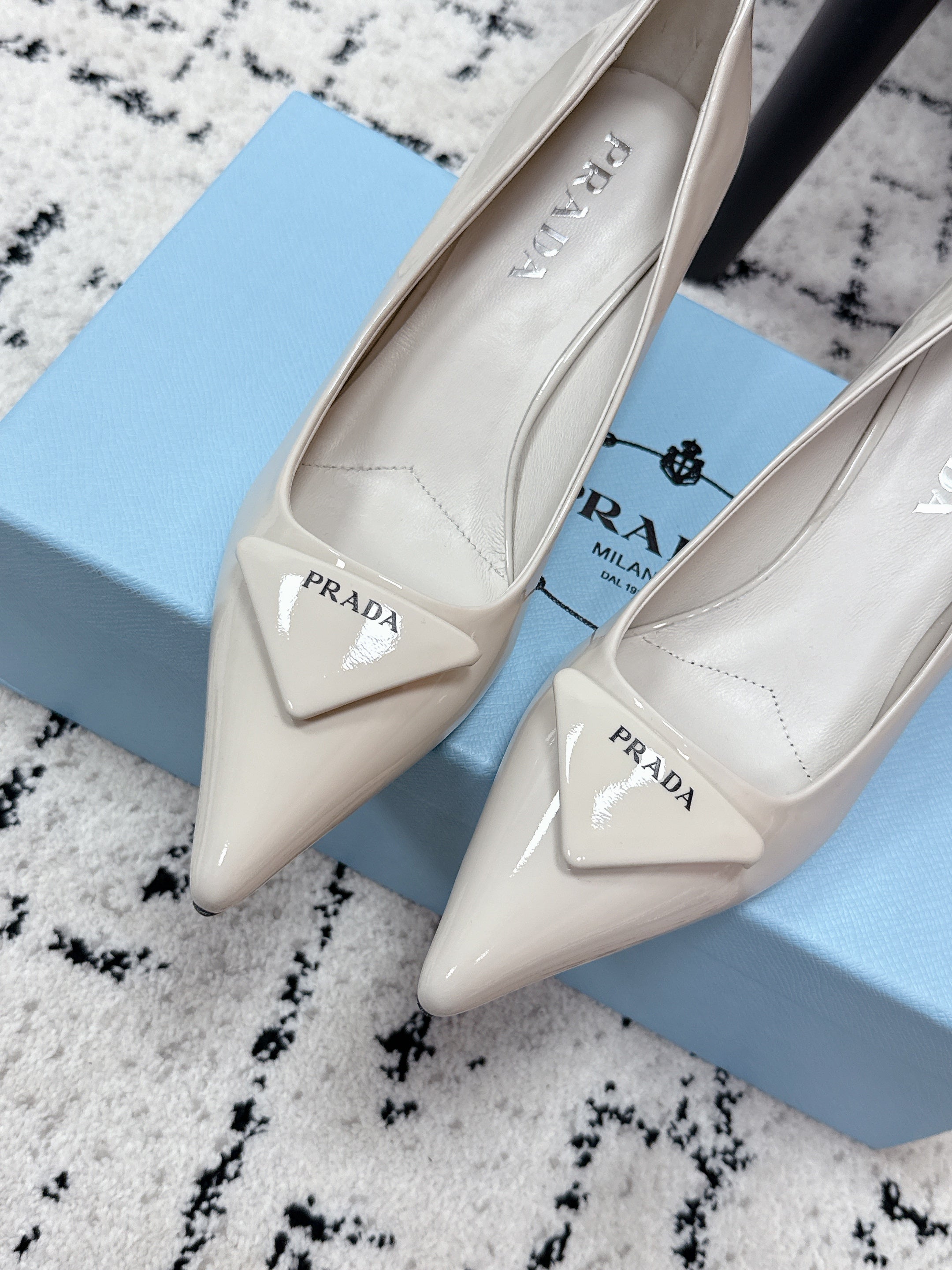 PRADA 26S POINTED-TOE HIGH HEELS 60MM IN CREAM WHITE PATENT CALFSKIN WITH LOGO