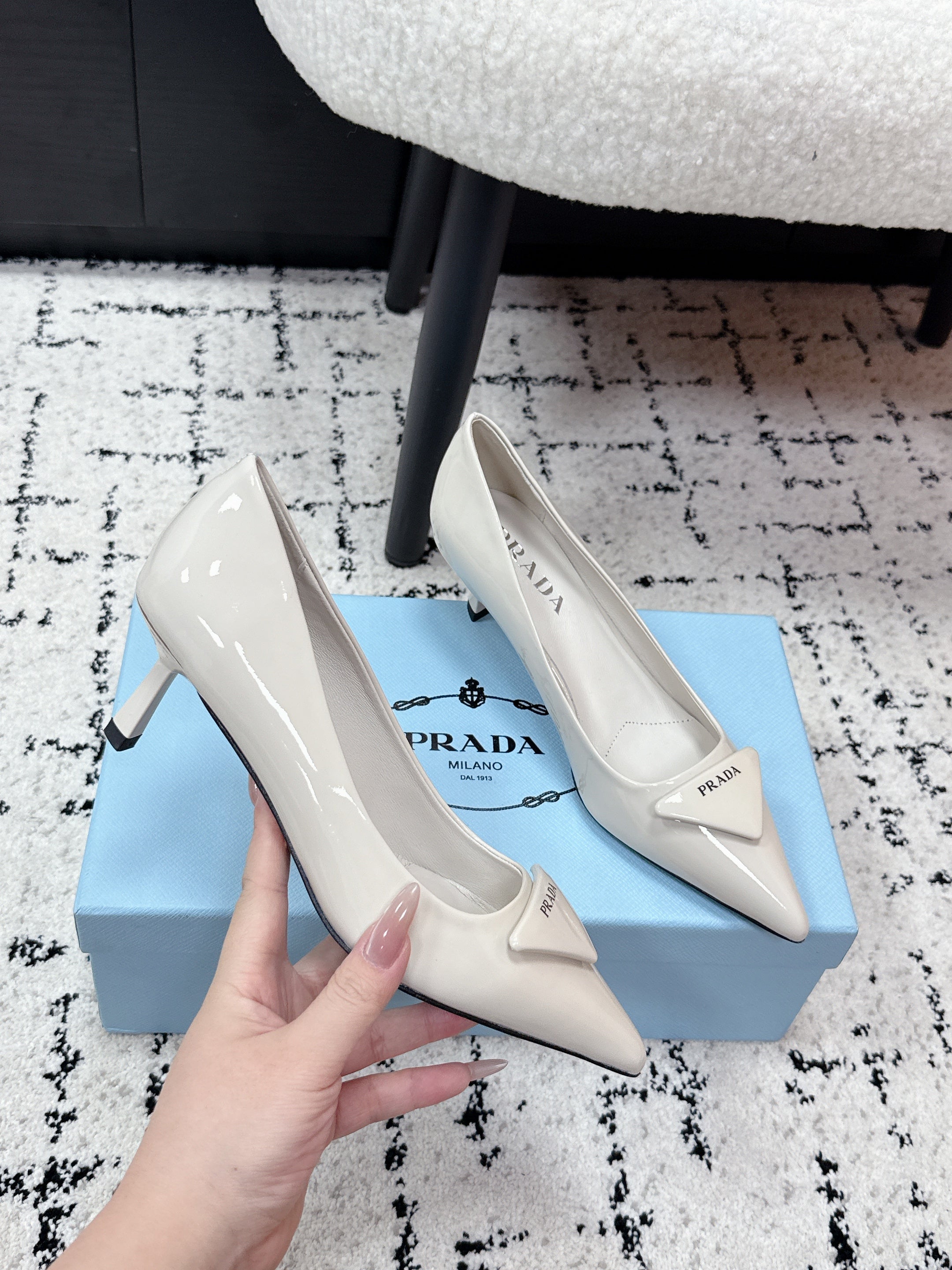 PRADA 26S POINTED-TOE HIGH HEELS 60MM IN CREAM WHITE PATENT CALFSKIN WITH LOGO