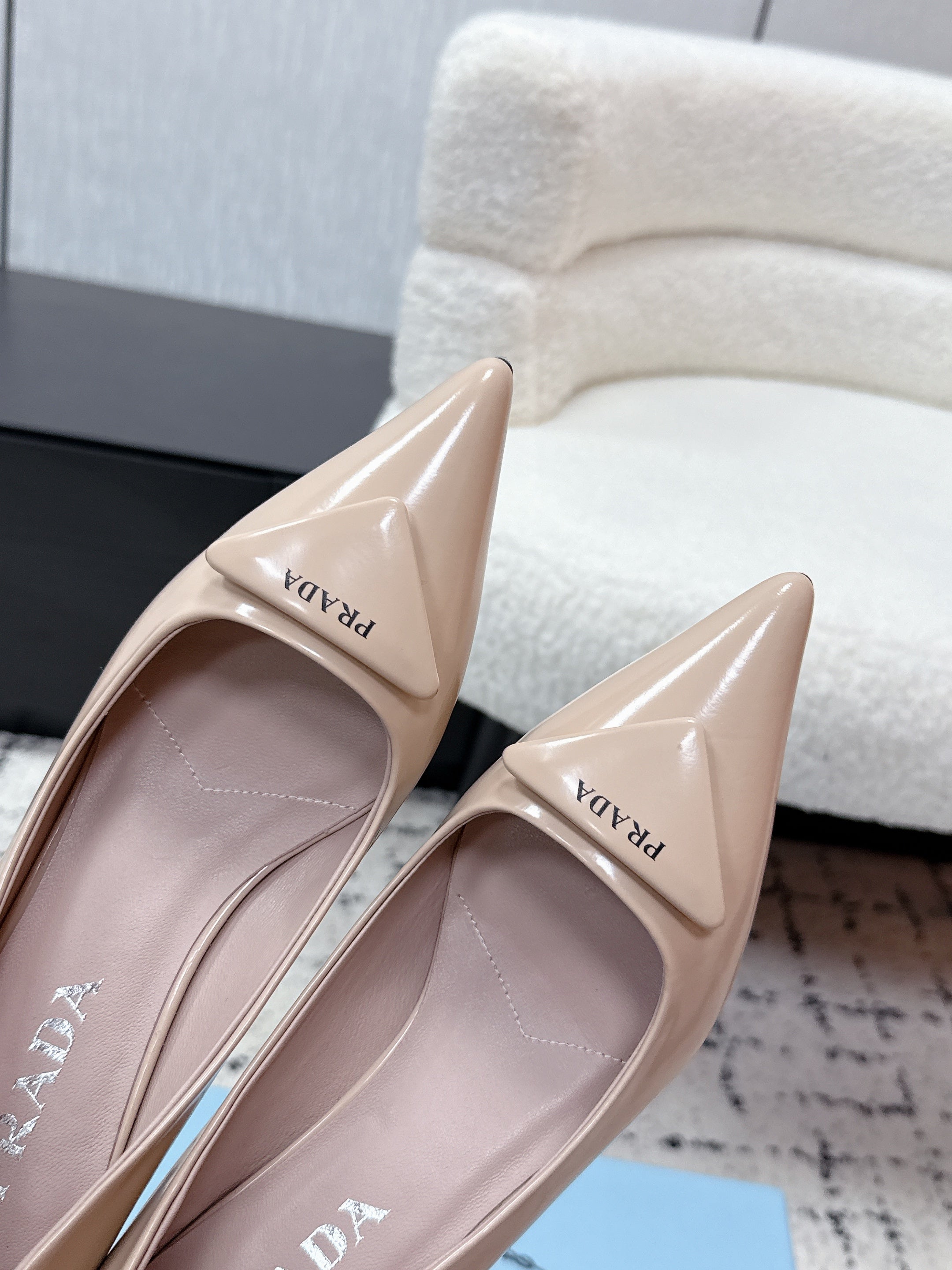 PRADA 26S POINTED-TOE HIGH HEELS 60MM IN BEIGE PATENT CALFSKIN WITH LOGO