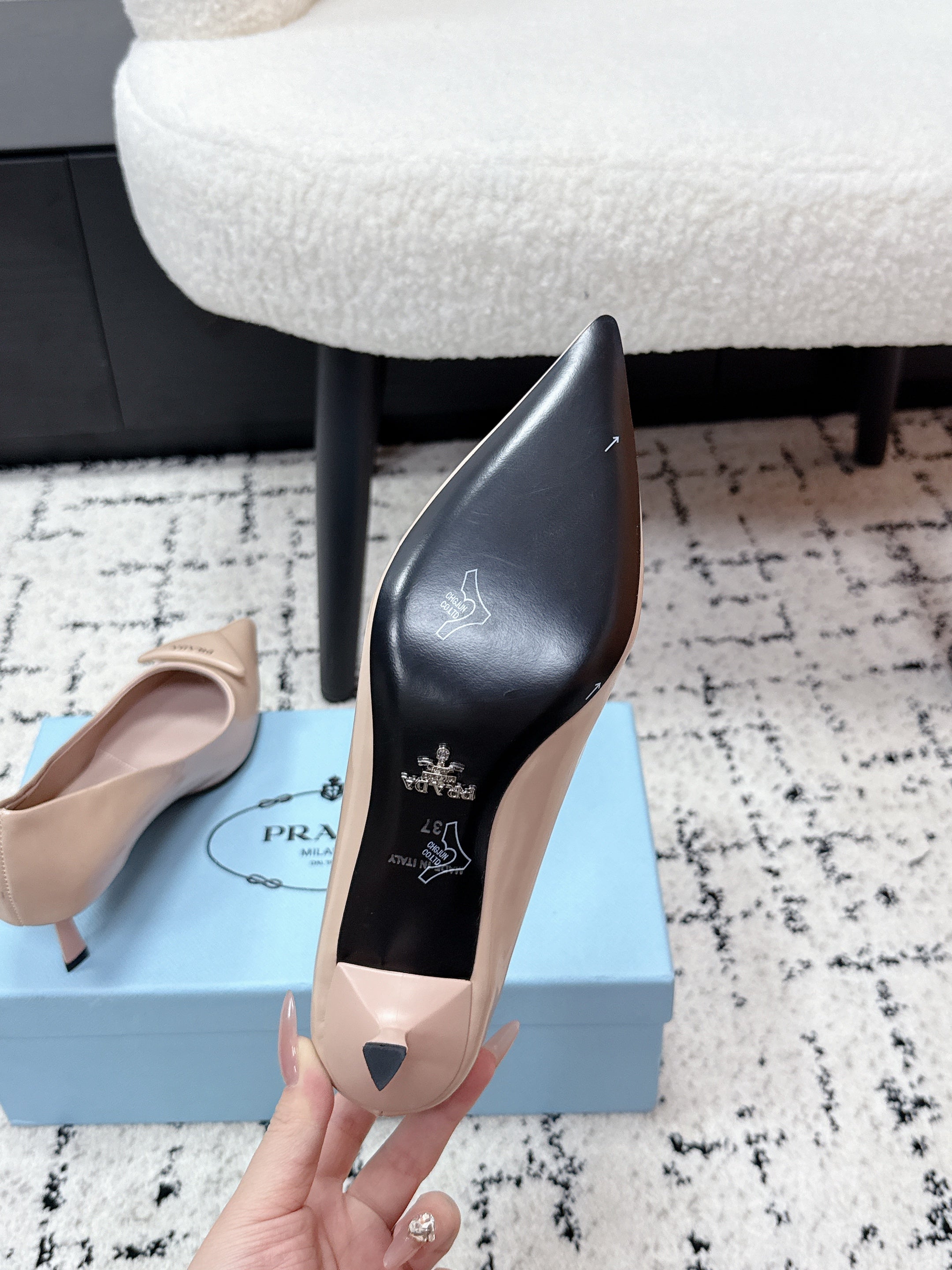 PRADA 26S POINTED-TOE HIGH HEELS 60MM IN BEIGE PATENT CALFSKIN WITH LOGO