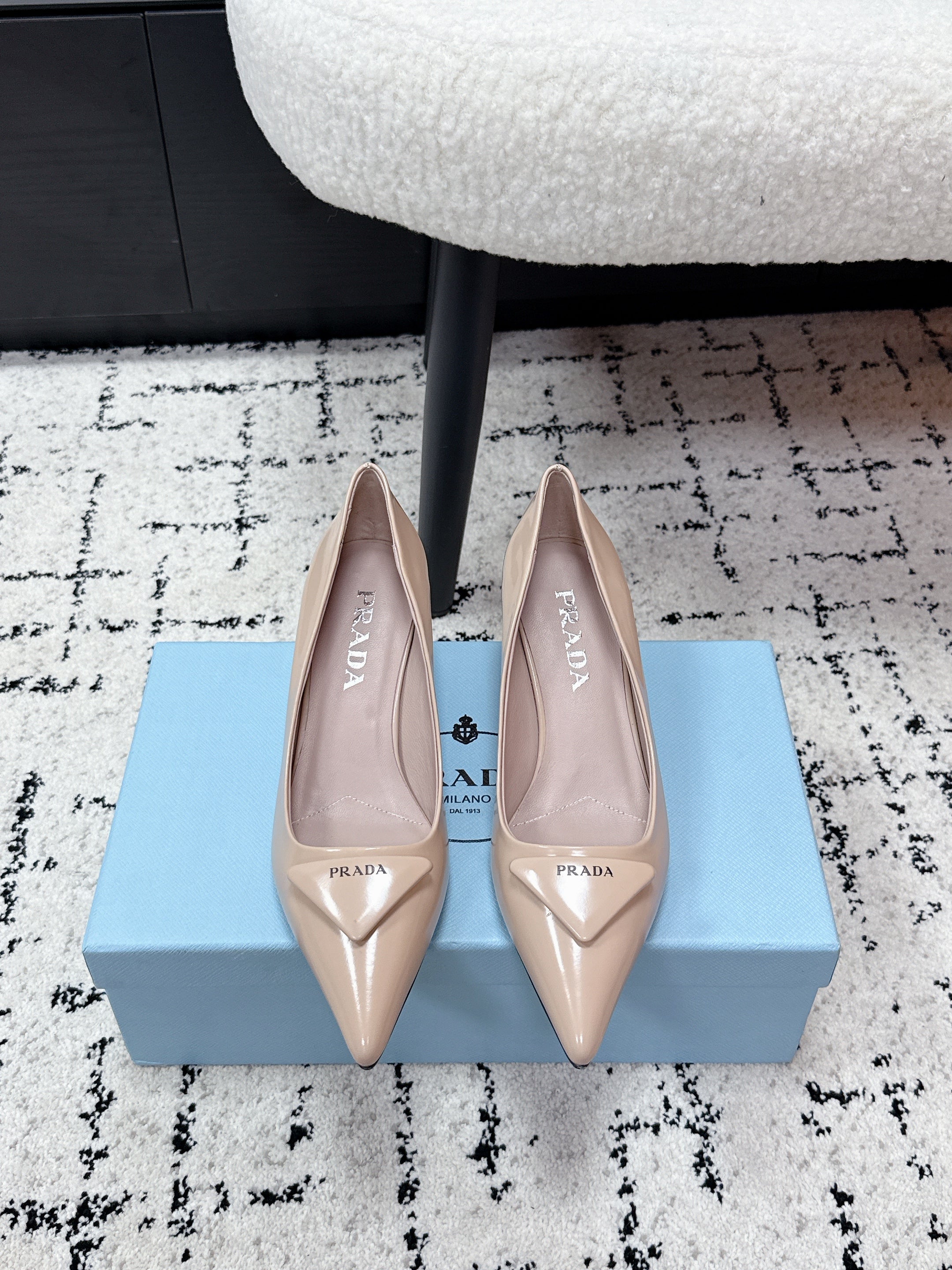 PRADA 26S POINTED-TOE HIGH HEELS 60MM IN BEIGE PATENT CALFSKIN WITH LOGO