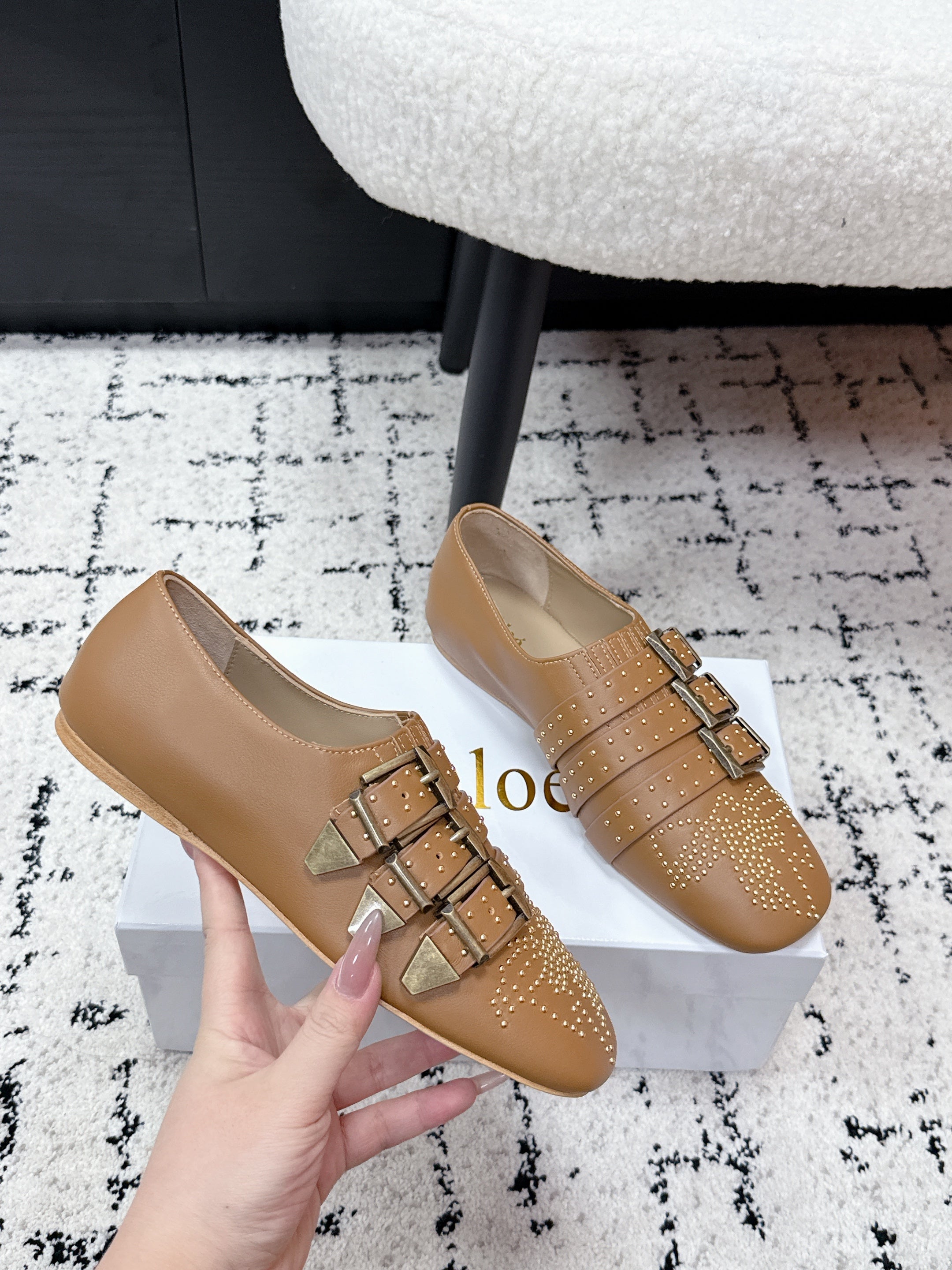 CHLOÉ 26S FLAT SHOES IN BROWN CALFSKIN WITH METAL STUDS