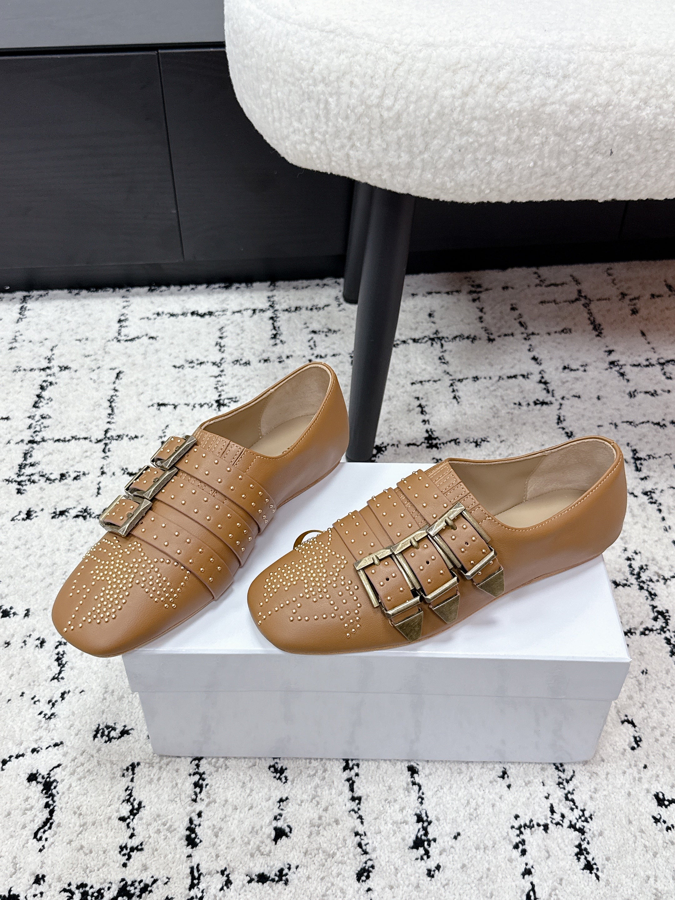 CHLOÉ 26S FLAT SHOES IN BROWN CALFSKIN WITH METAL STUDS