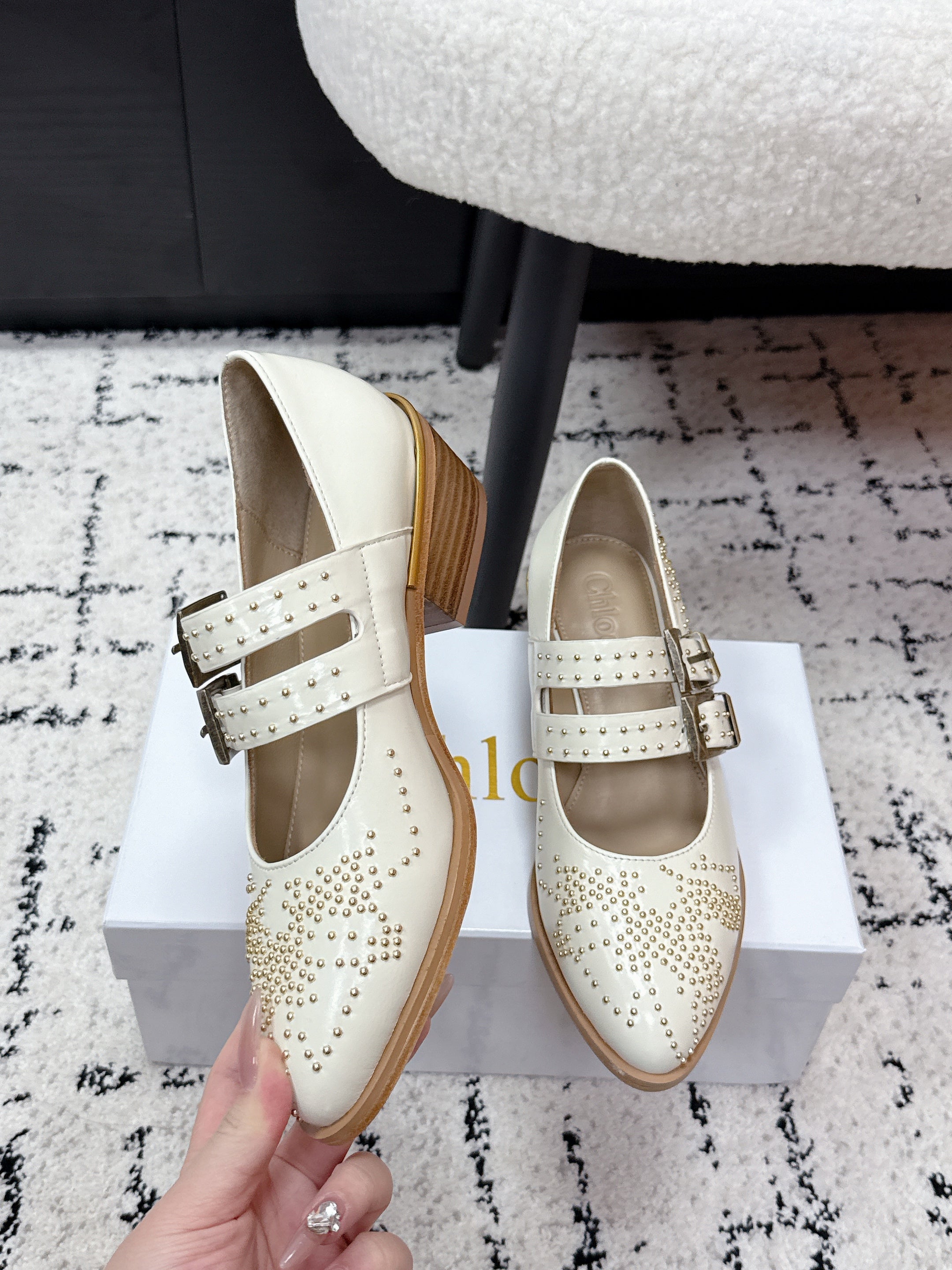 CHLOÉ 26S METAL STUD SHOES IN CREAM WHITE CALFSKIN