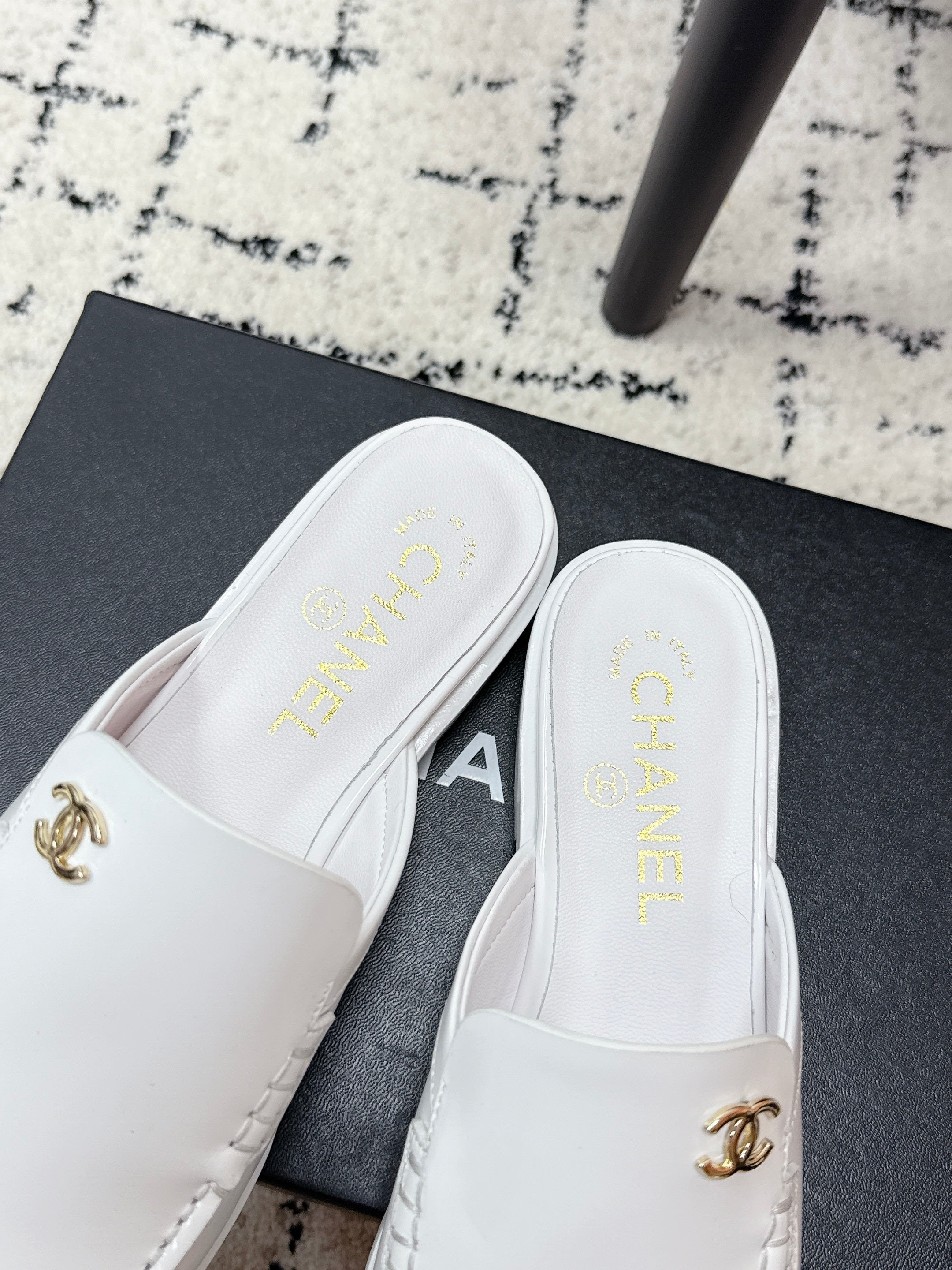 CHANEL 26S MULE LOAFERS IN WHITE SMOOTH CALFSKIN WITH CC LOGO