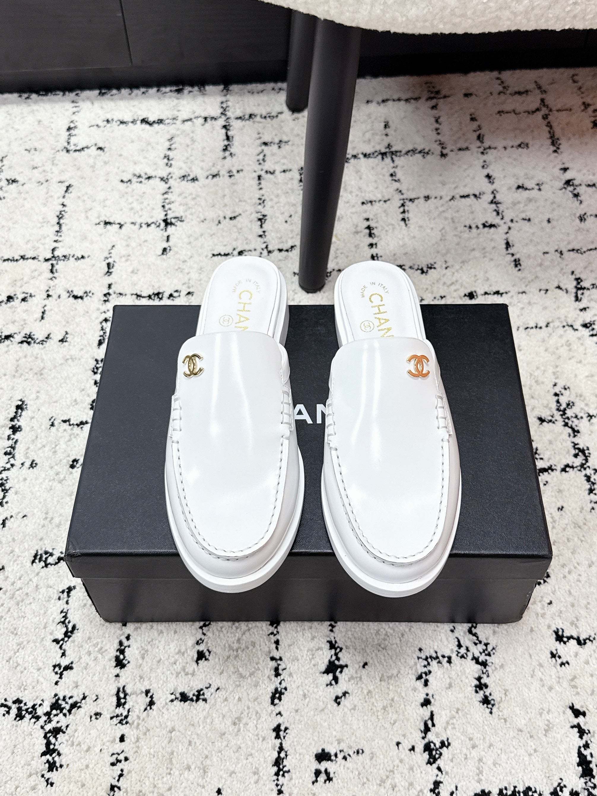 CHANEL 26S MULE LOAFERS IN WHITE SMOOTH CALFSKIN WITH CC LOGO