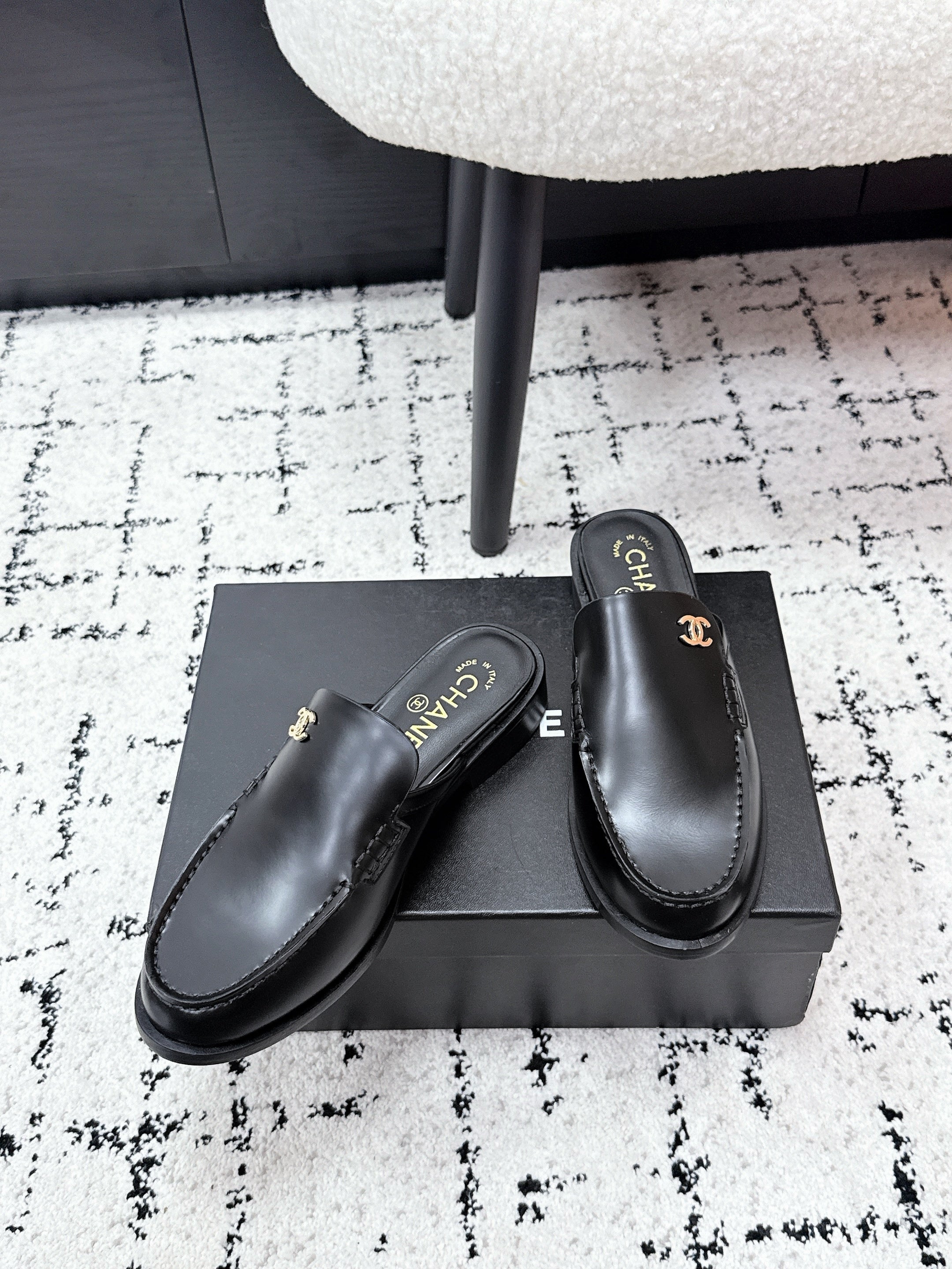 CHANEL 26S MULE LOAFERS IN BLACK SMOOTH CALFSKIN WITH CC LOGO