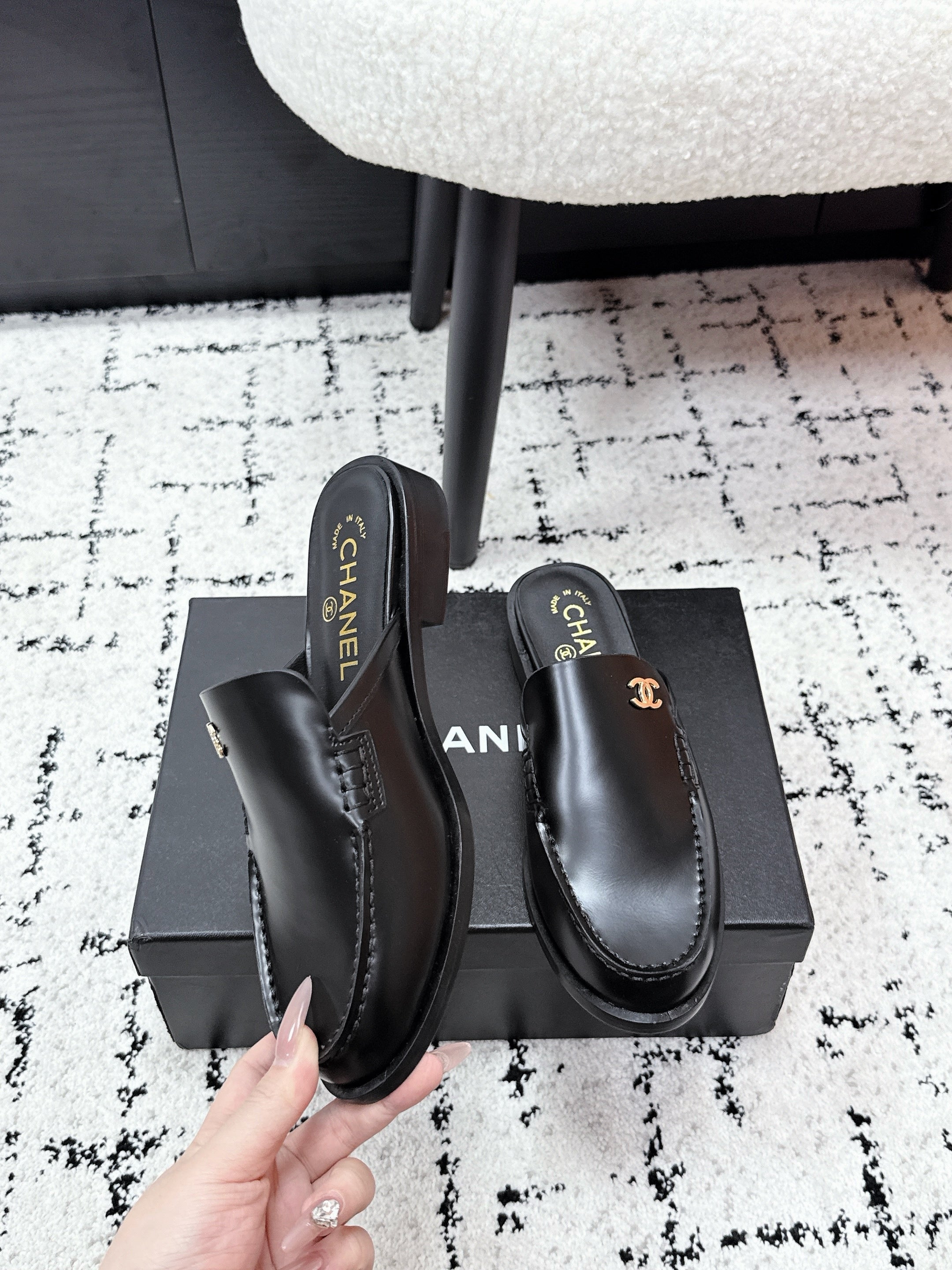 CHANEL 26S MULE LOAFERS IN BLACK SMOOTH CALFSKIN WITH CC LOGO