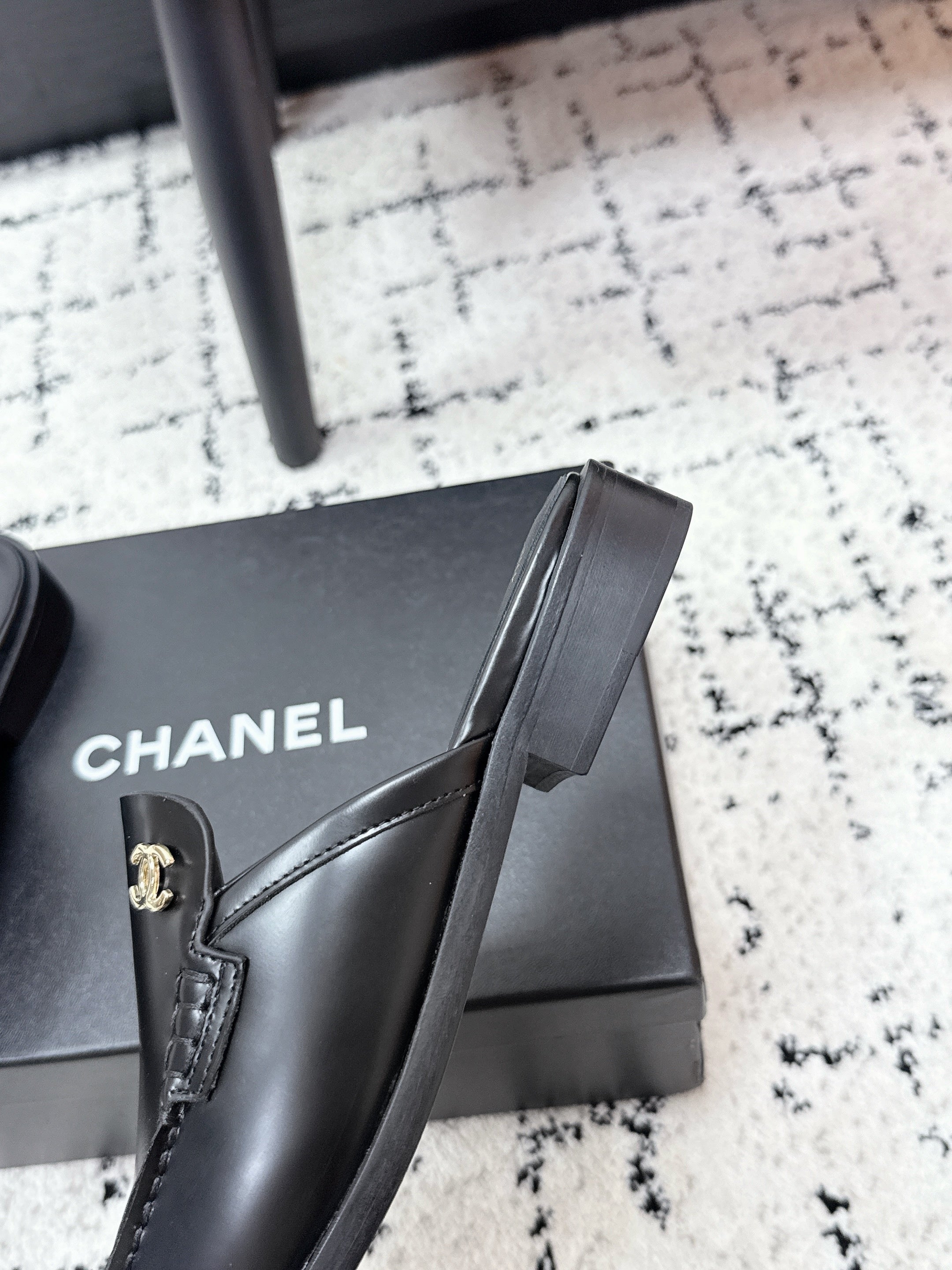 CHANEL 26S MULE LOAFERS IN BLACK SMOOTH CALFSKIN WITH CC LOGO