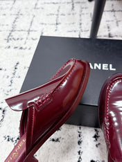 CHANEL 26S MULE LOAFERS IN BURGUNDY RED PATENT CALFSKIN WITH CC LOGO