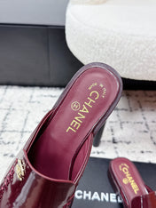 CHANEL 26S MULE LOAFERS IN BURGUNDY RED PATENT CALFSKIN WITH CC LOGO